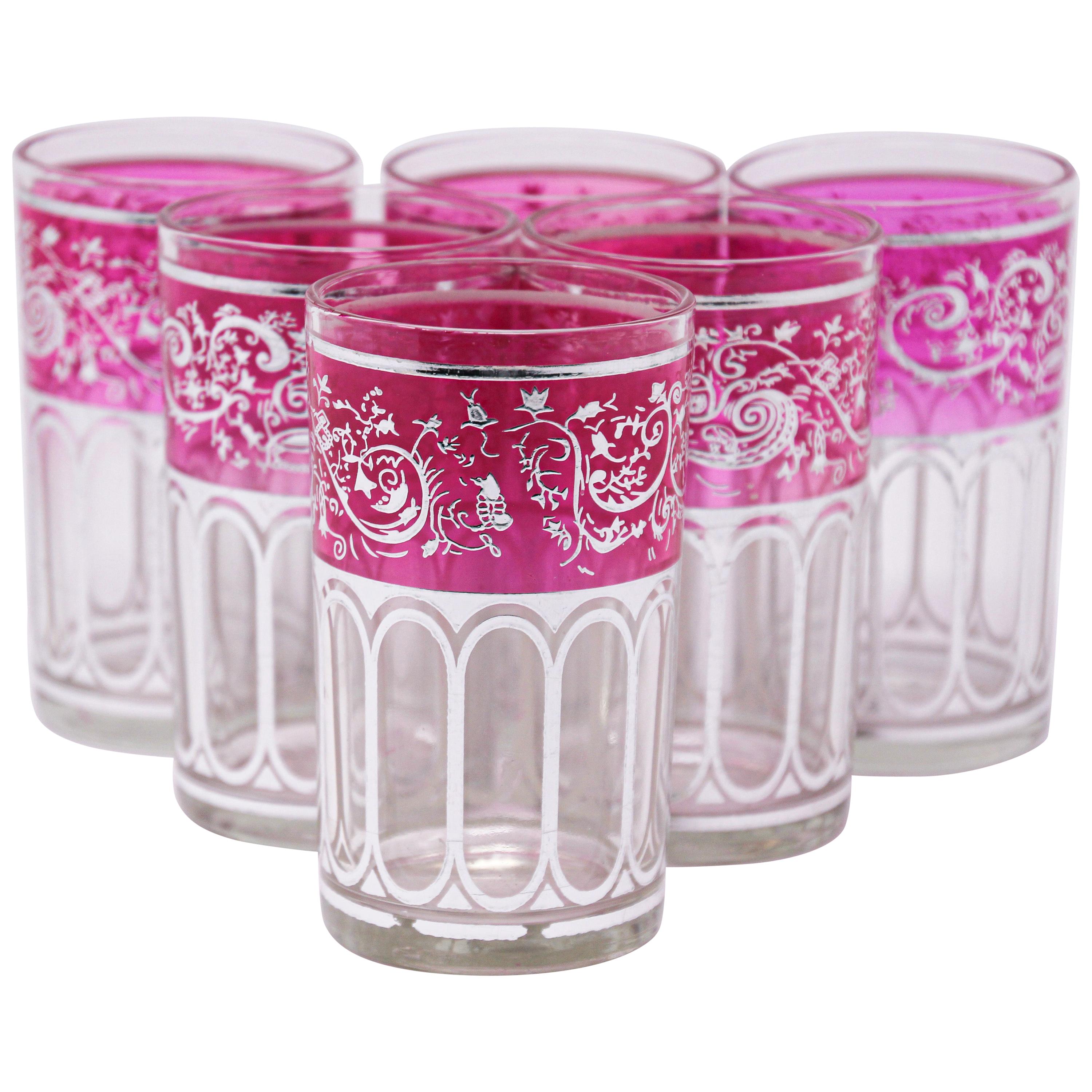 Set aus sechs rosa Gläsern mit silbernem, erhabenem, maurischem Design