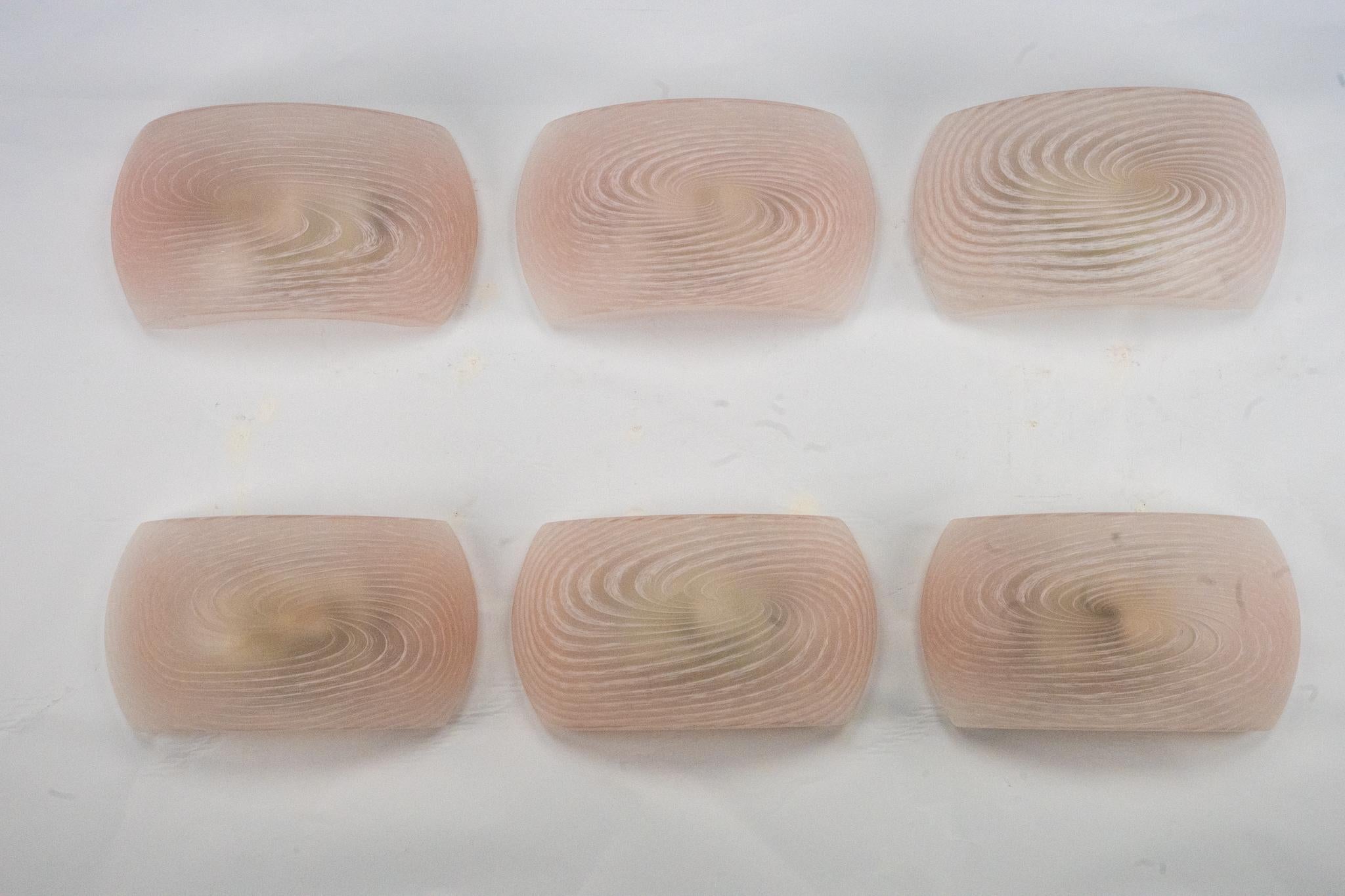 Juego de seis apliques rosas de cristal de Murano, Italia, años 70. Vidrio soplado a mano con un suave tono rosa y forma orgánica de pétalo. Cada aplique presenta un delicado diseño en espiral típico del diseño moderno italiano de mediados de siglo.