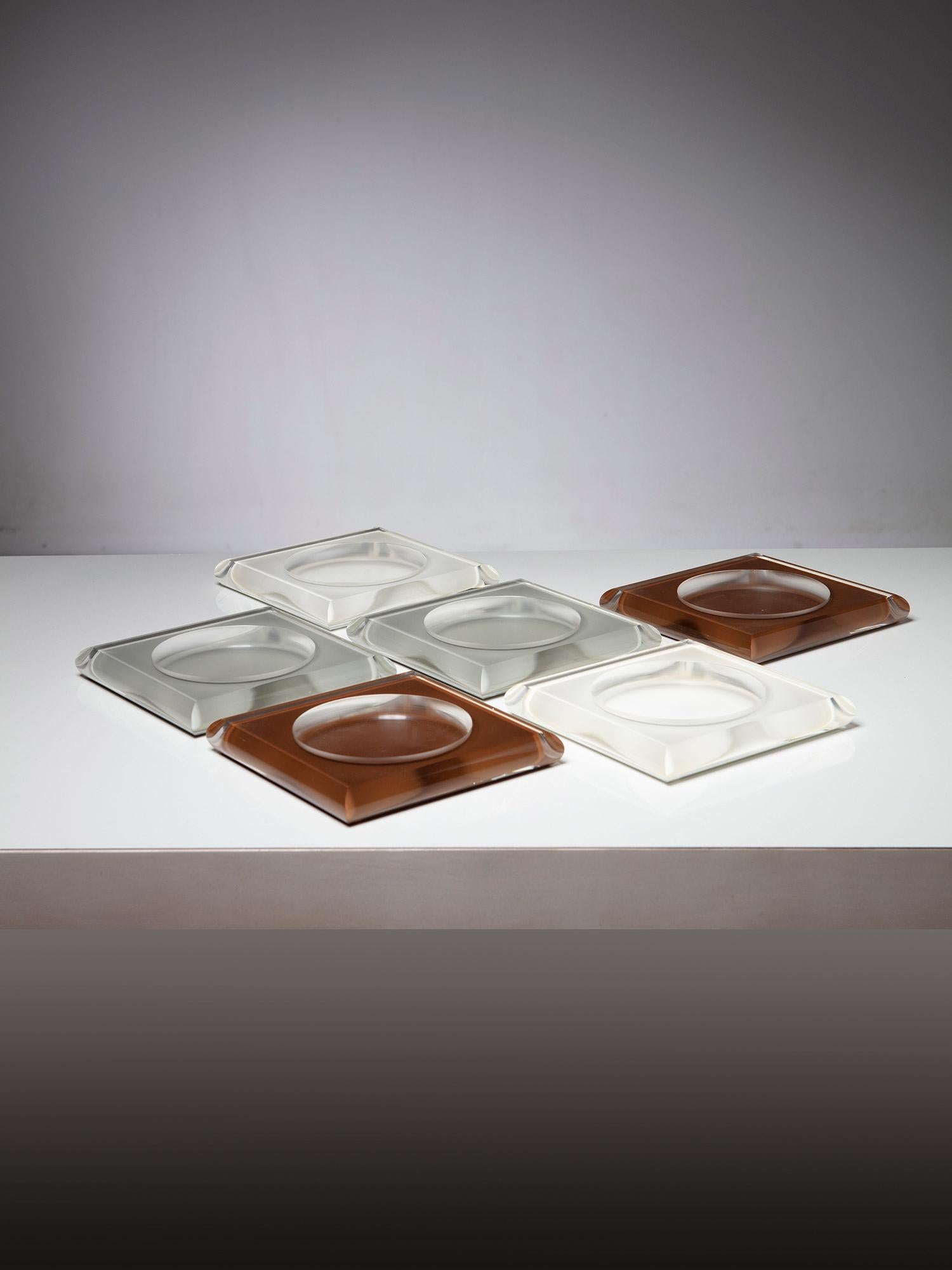 Rare ensemble de six centres de table en plexiglas.
Trois paires de pièces réalisées en plaques de plexiglas épaisses et fond blanc / gris / marron.


