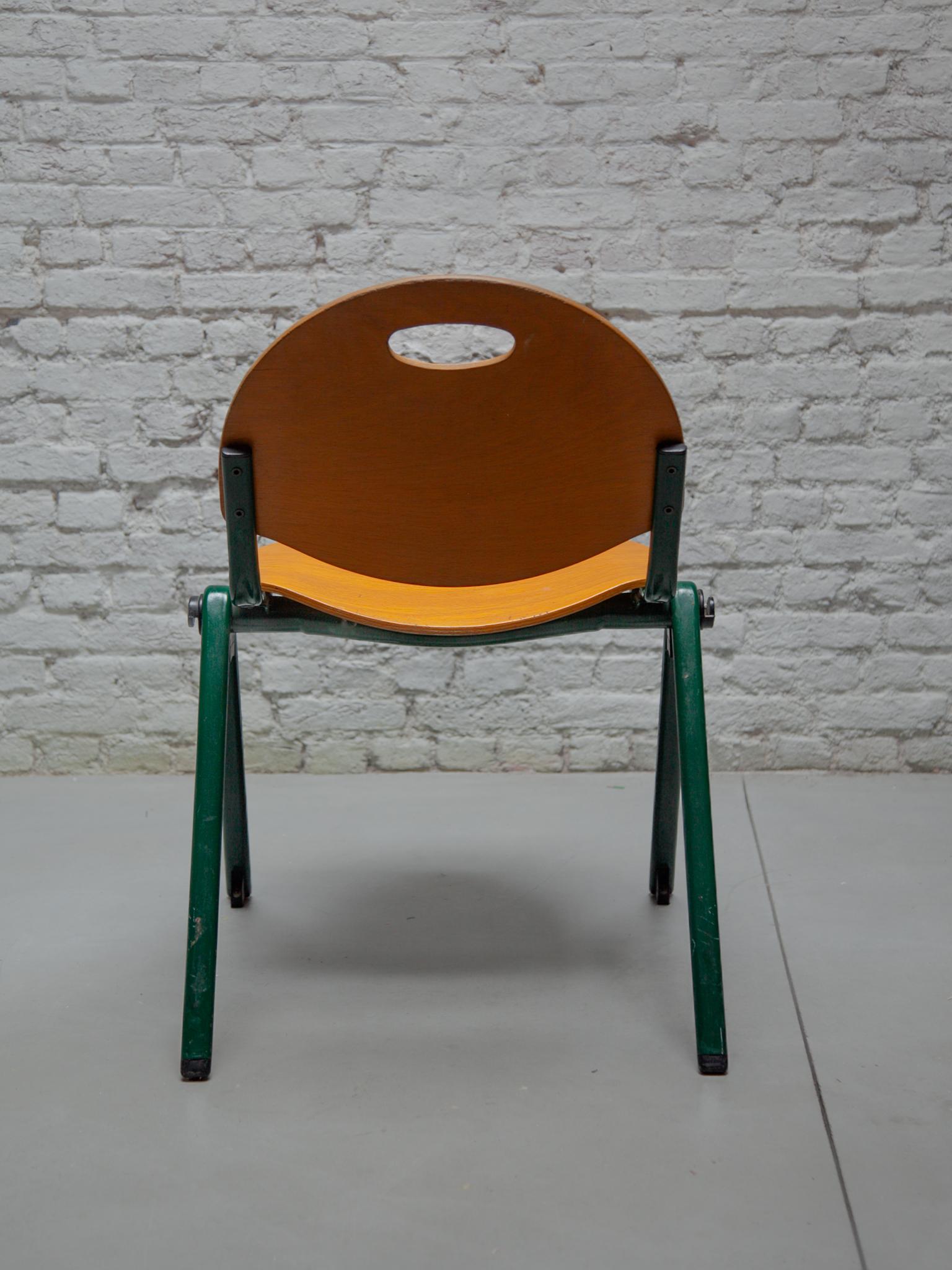 Ensemble de six chaises empilables en contreplaqué laqué métallique laqué vert de Gastone Rinaldi. en vente 2