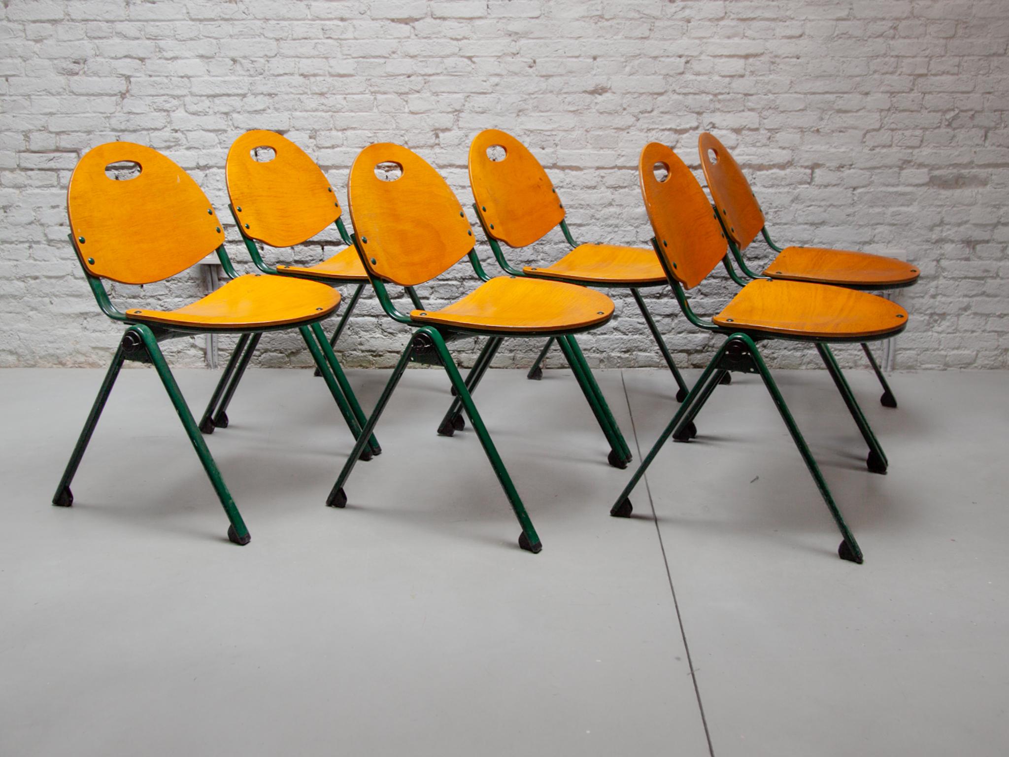 Ensemble de six chaises empilables en contreplaqué laqué métallique laqué vert de Gastone Rinaldi. en vente 3