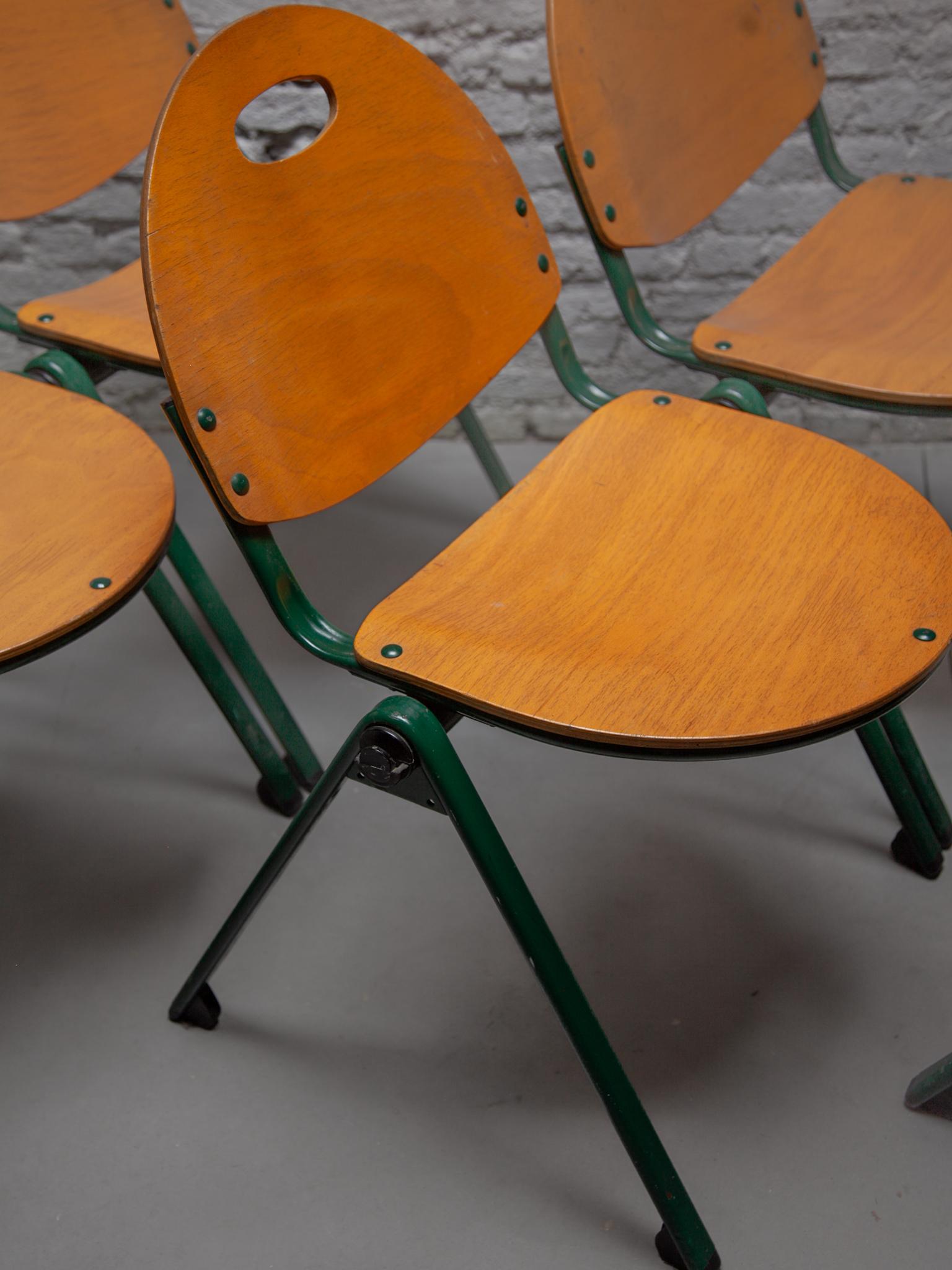 Ensemble de six chaises empilables en contreplaqué laqué métallique laqué vert de Gastone Rinaldi. en vente 4