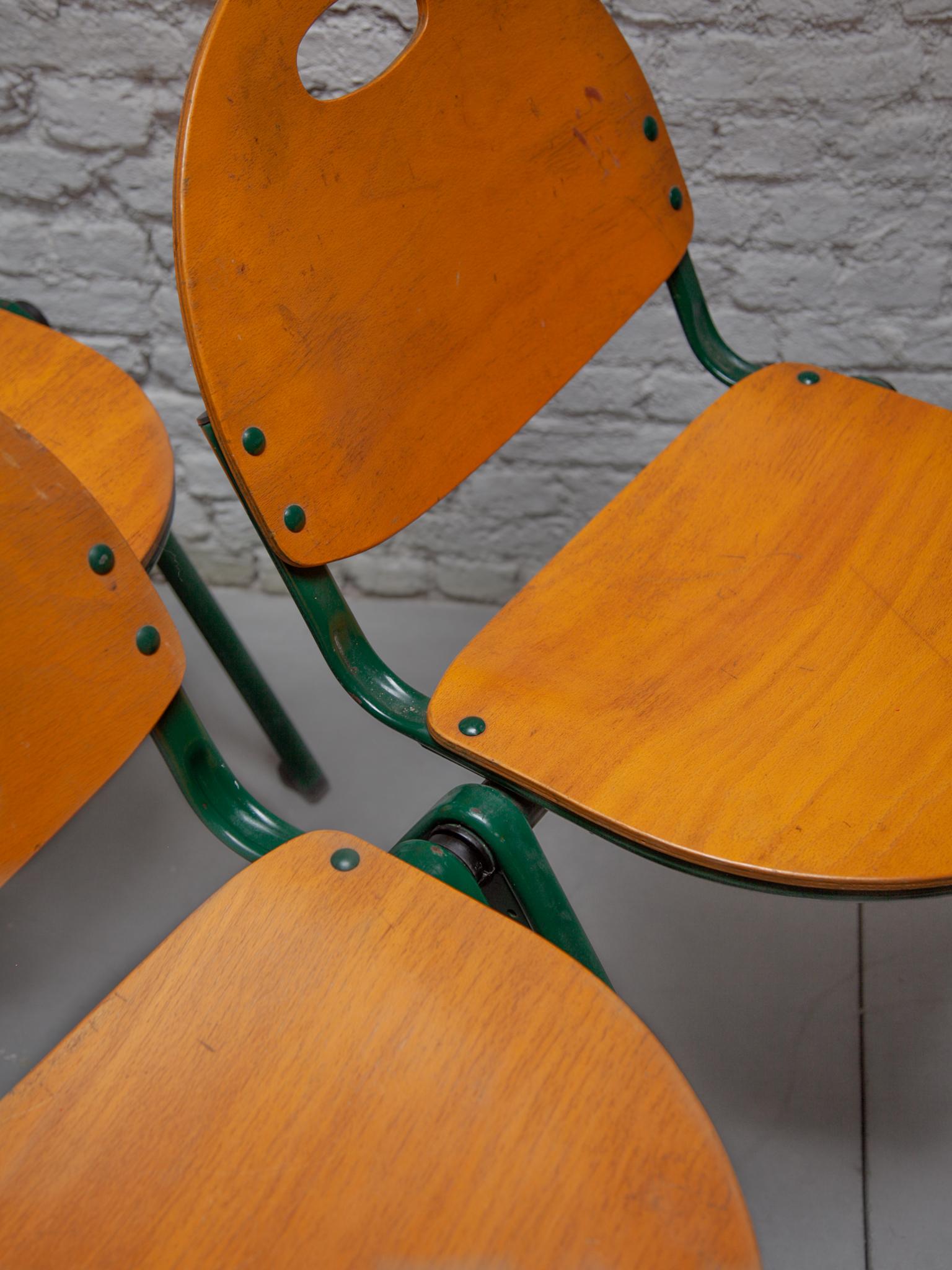 Ensemble de six chaises empilables en contreplaqué laqué métallique laqué vert de Gastone Rinaldi. en vente 5