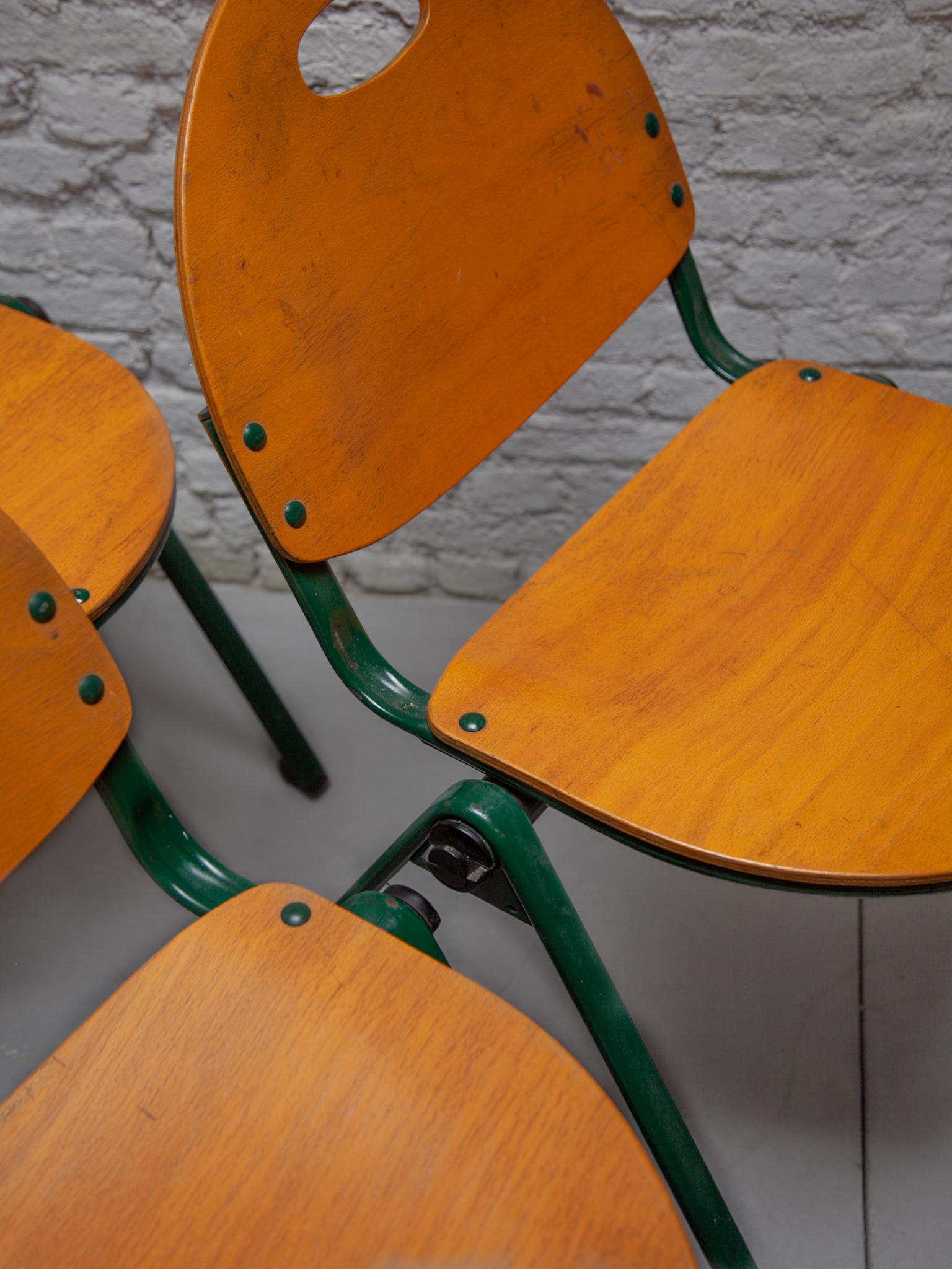 Ensemble de six chaises empilables en contreplaqué laqué métallique laqué vert de Gastone Rinaldi. en vente 6