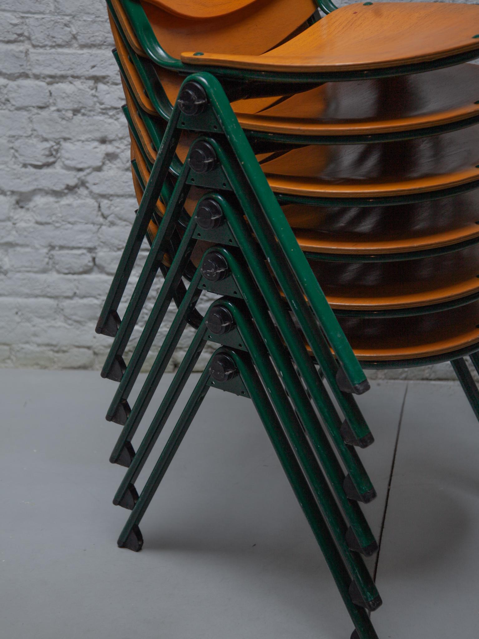 Ensemble de six chaises empilables en contreplaqué laqué métallique laqué vert de Gastone Rinaldi. en vente 7