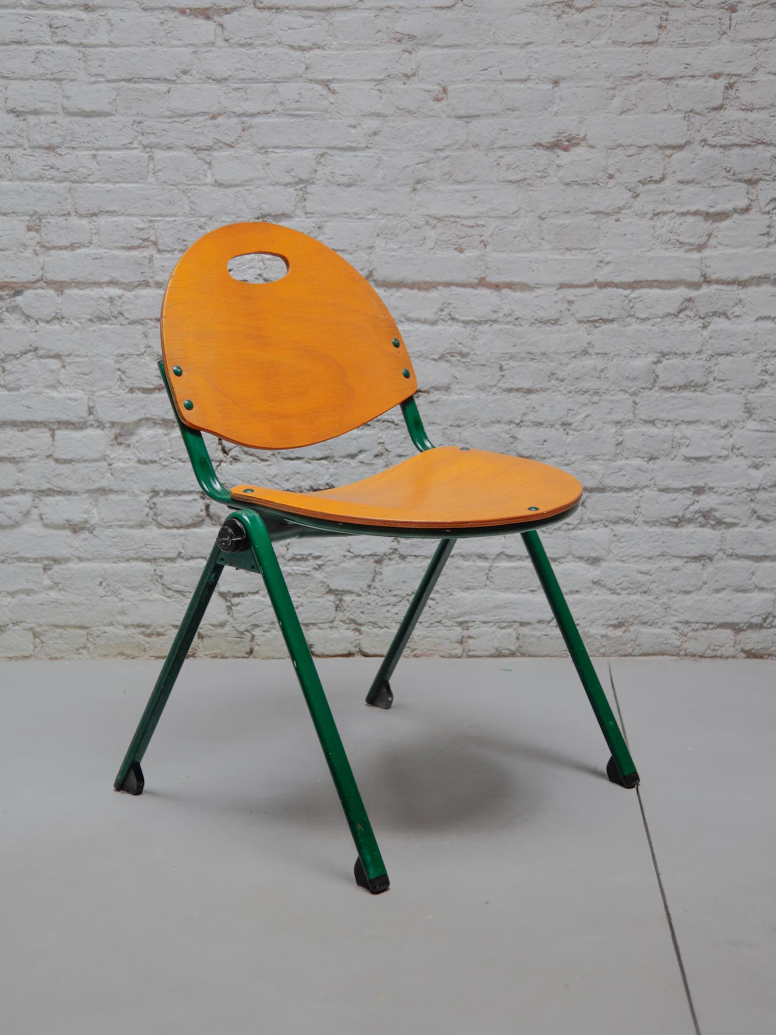 Un ensemble de six chaises empilables en métal laqué vert avec des sièges en contreplaqué de hêtre, conçu par Gastone Rinaldi pour Thema, fabriqué en Italie, années 1970. En bon état d'origine et stable. Très confortable pour s'asseoir.

Gastone