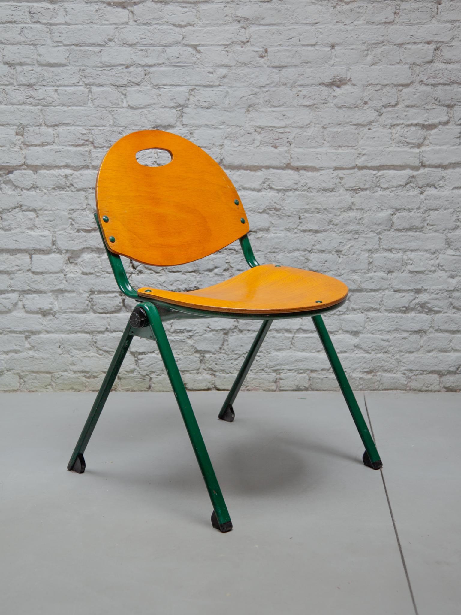Mid-Century Modern Ensemble de six chaises empilables en contreplaqué laqué métallique laqué vert de Gastone Rinaldi. en vente