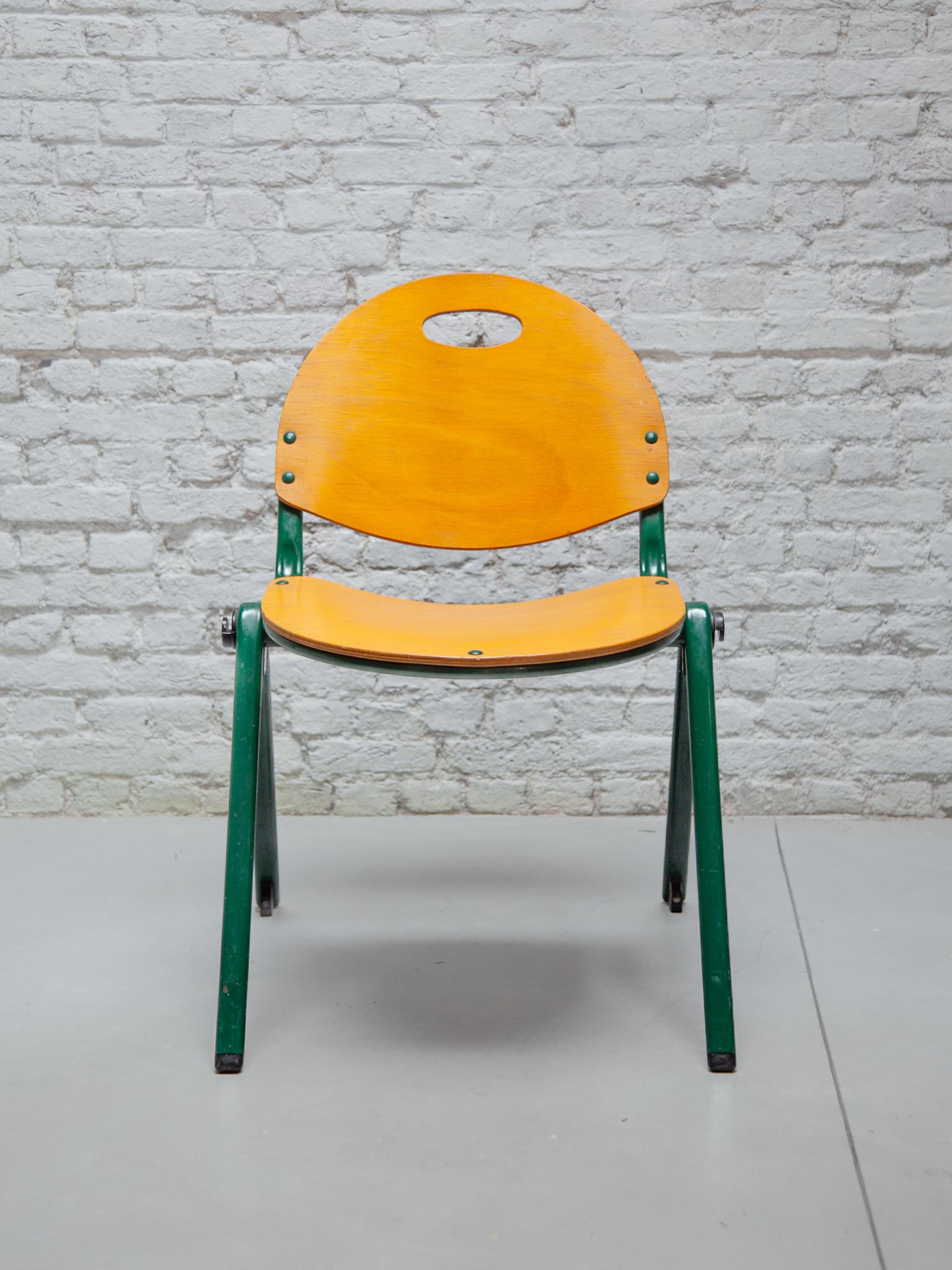italien Ensemble de six chaises empilables en contreplaqué laqué métallique laqué vert de Gastone Rinaldi. en vente