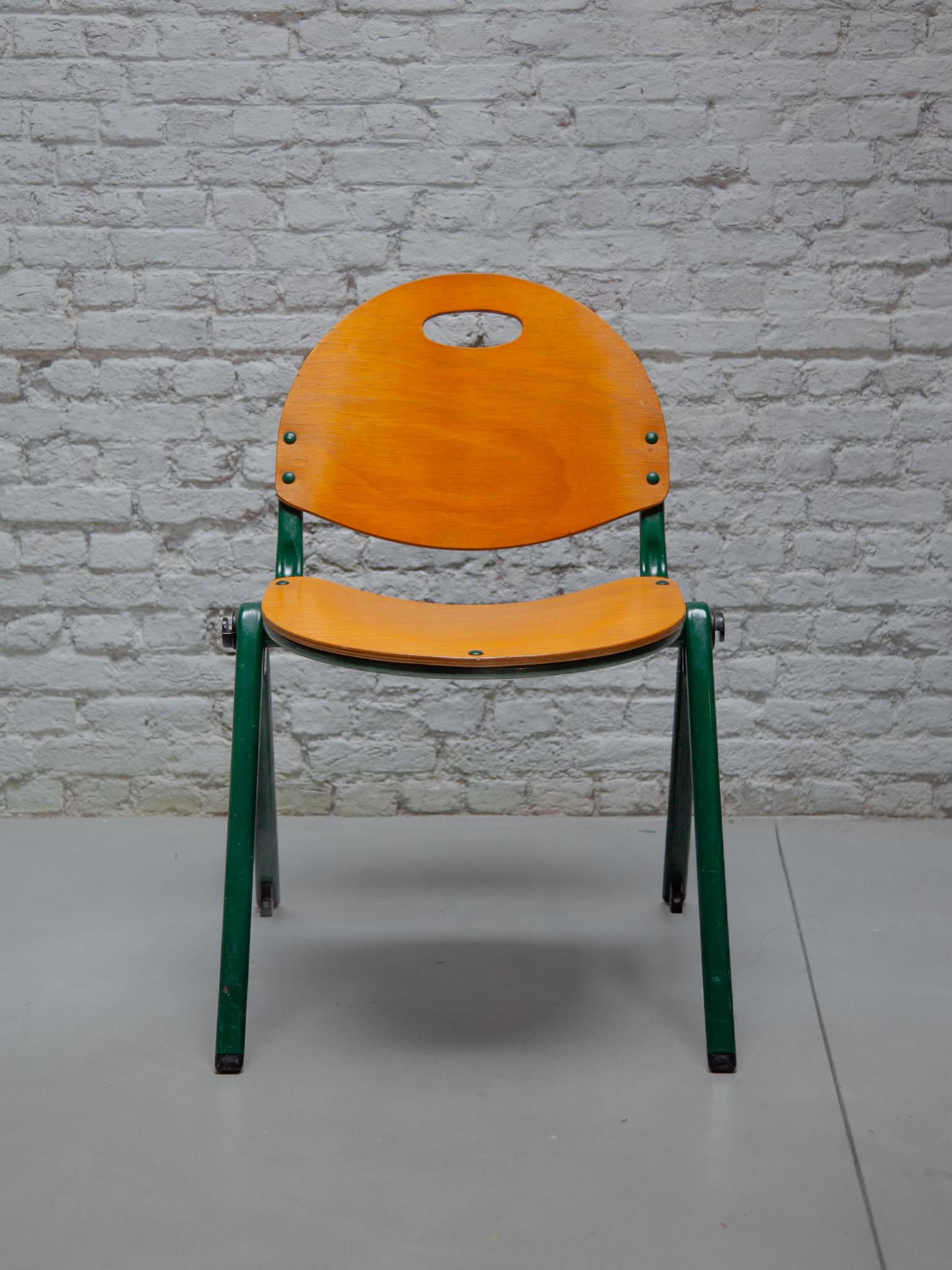 Fait main Ensemble de six chaises empilables en contreplaqué laqué métallique laqué vert de Gastone Rinaldi. en vente