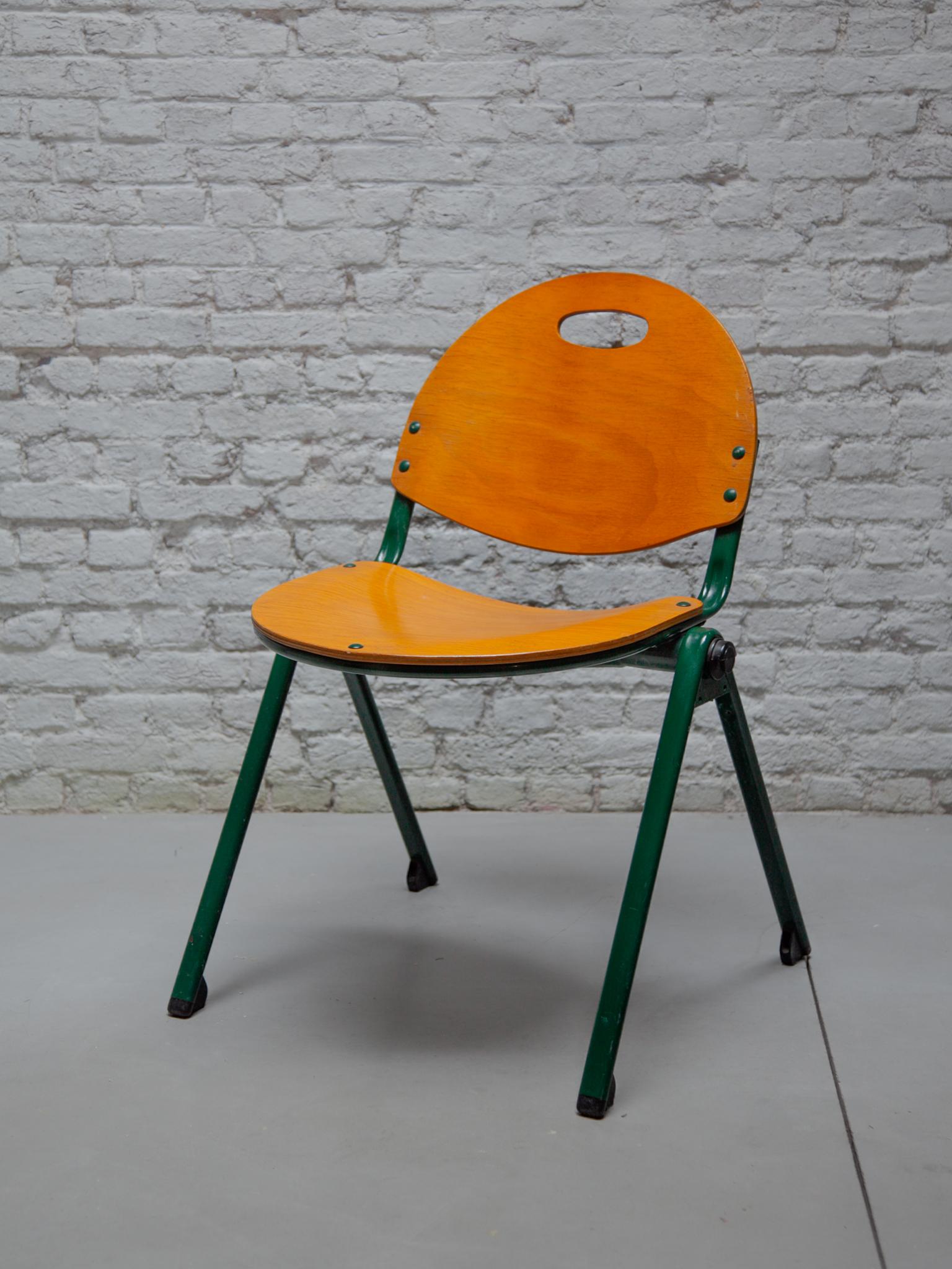Ensemble de six chaises empilables en contreplaqué laqué métallique laqué vert de Gastone Rinaldi. Bon état - En vente à Antwerp, BE