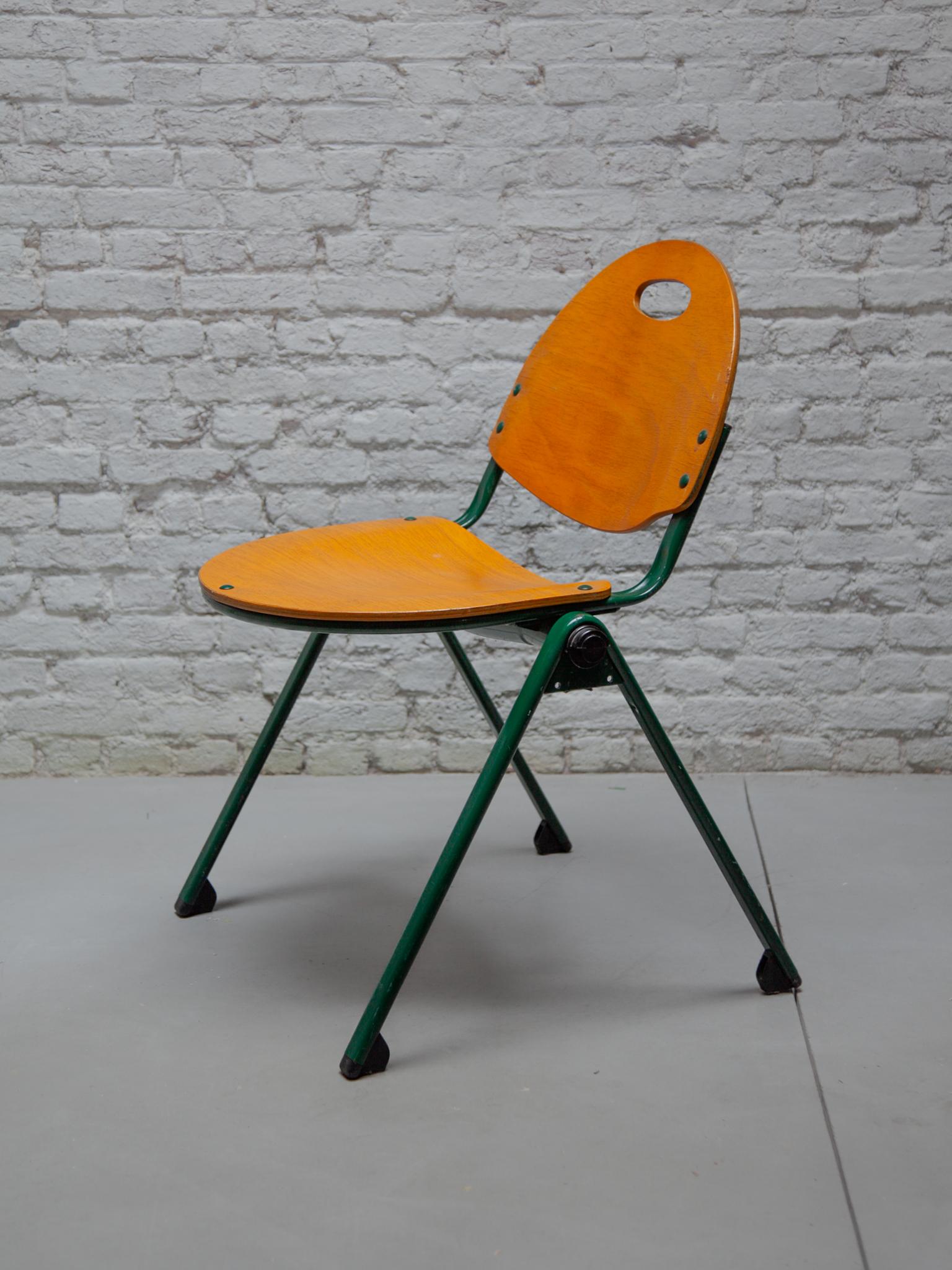 Fin du 20e siècle Ensemble de six chaises empilables en contreplaqué laqué métallique laqué vert de Gastone Rinaldi. en vente