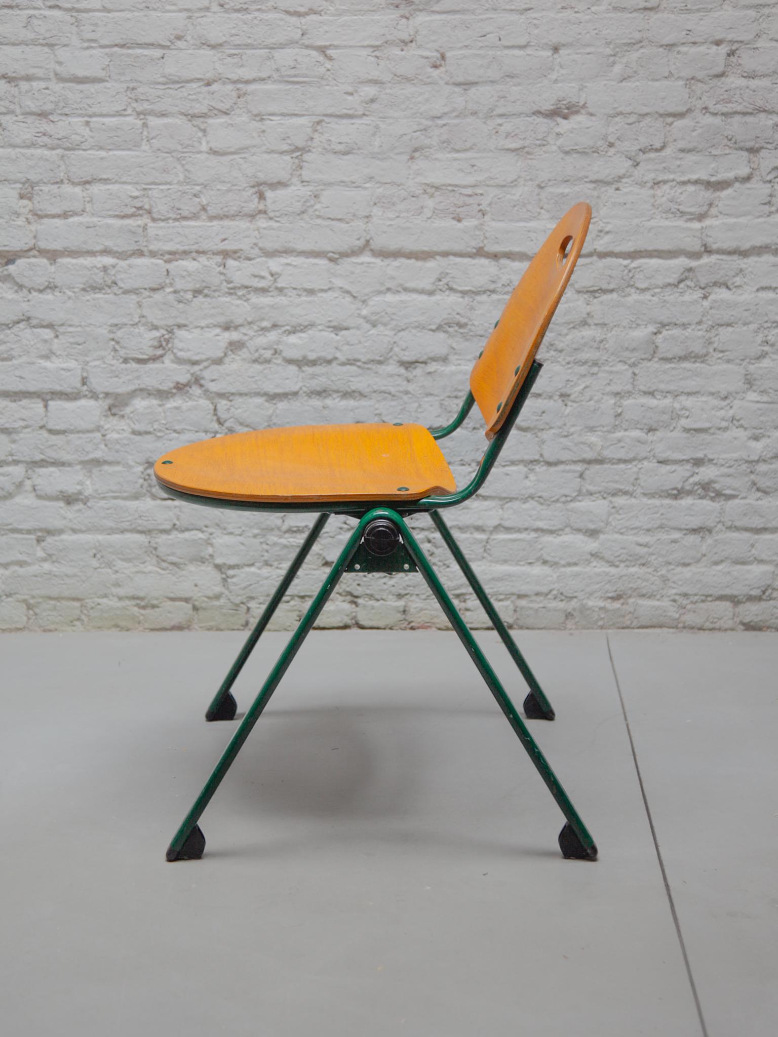 Métal Ensemble de six chaises empilables en contreplaqué laqué métallique laqué vert de Gastone Rinaldi. en vente