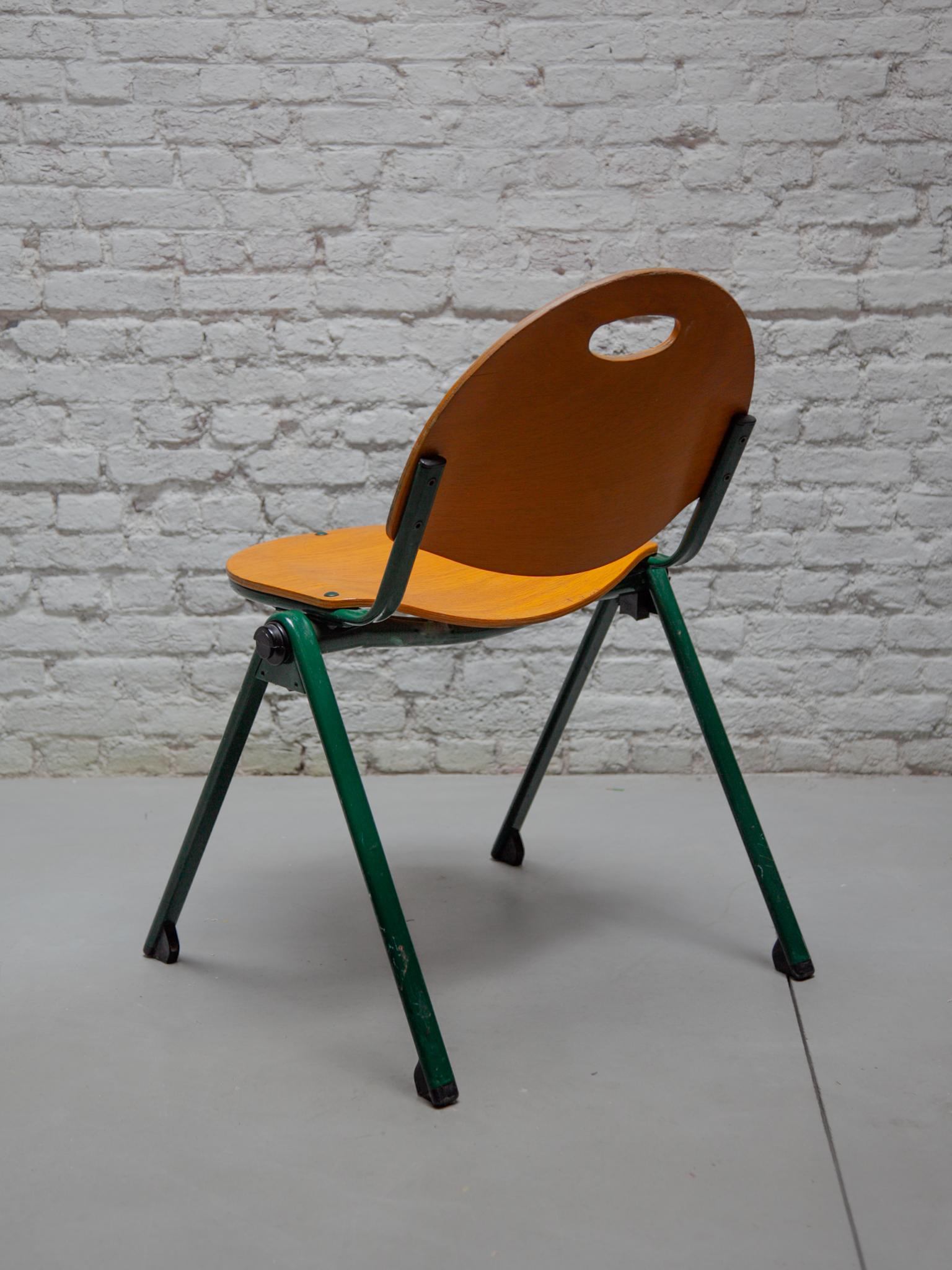 Ensemble de six chaises empilables en contreplaqué laqué métallique laqué vert de Gastone Rinaldi. en vente 1