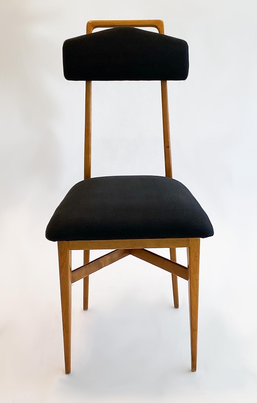 Set of six Ponti style dining chairs Italian Mid-Century Modern. Possibly Singer and Sons, Melchirre Bega, Cassina or Galleria Mobili Cantu. Delicate, diminutive sculpted wood frames with X-stretchers, upholstered seats and floating headrests. 1950s