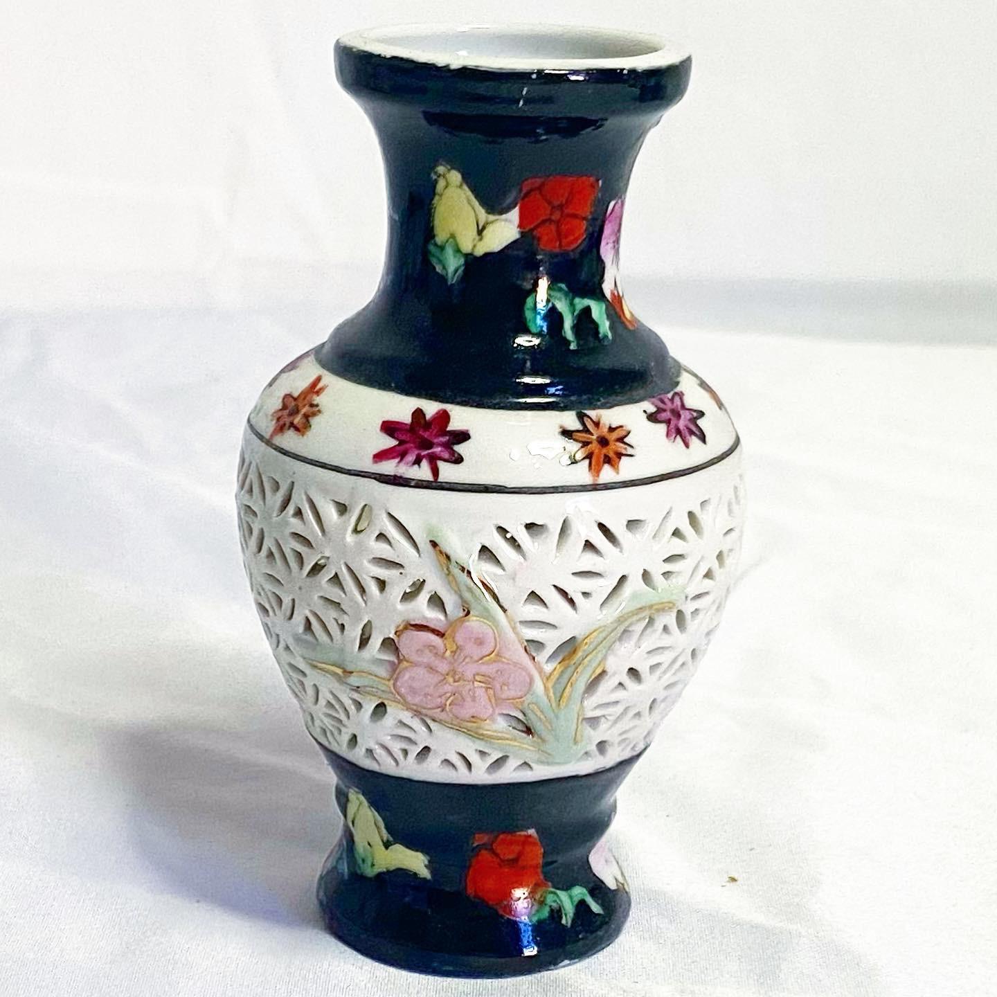 Set Of Six Porcelain Asian Mini Vases In Good Condition For Sale In Delray Beach, FL