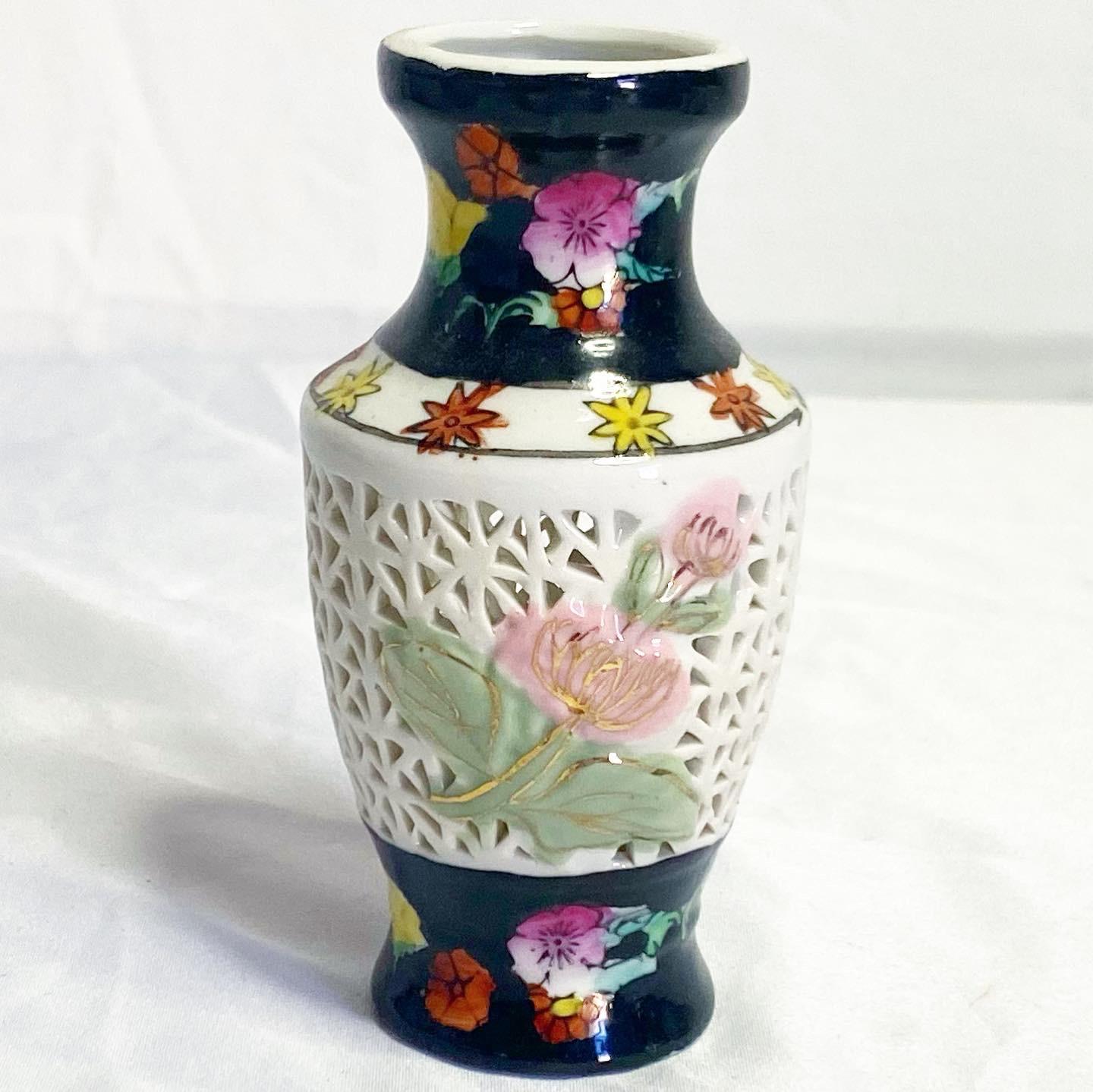 Late 20th Century Set Of Six Porcelain Asian Mini Vases For Sale