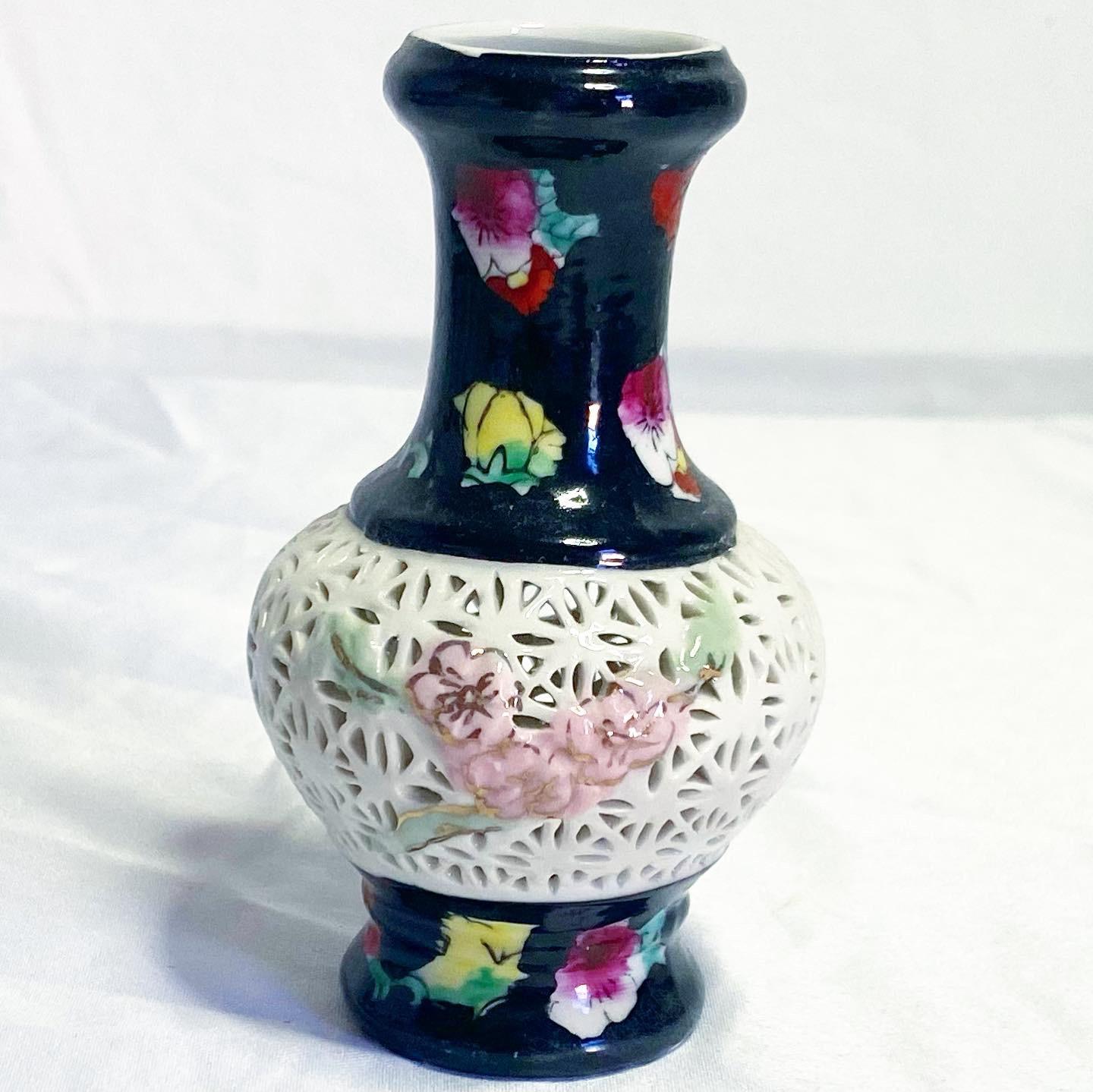Set Of Six Porcelain Asian Mini Vases For Sale 2