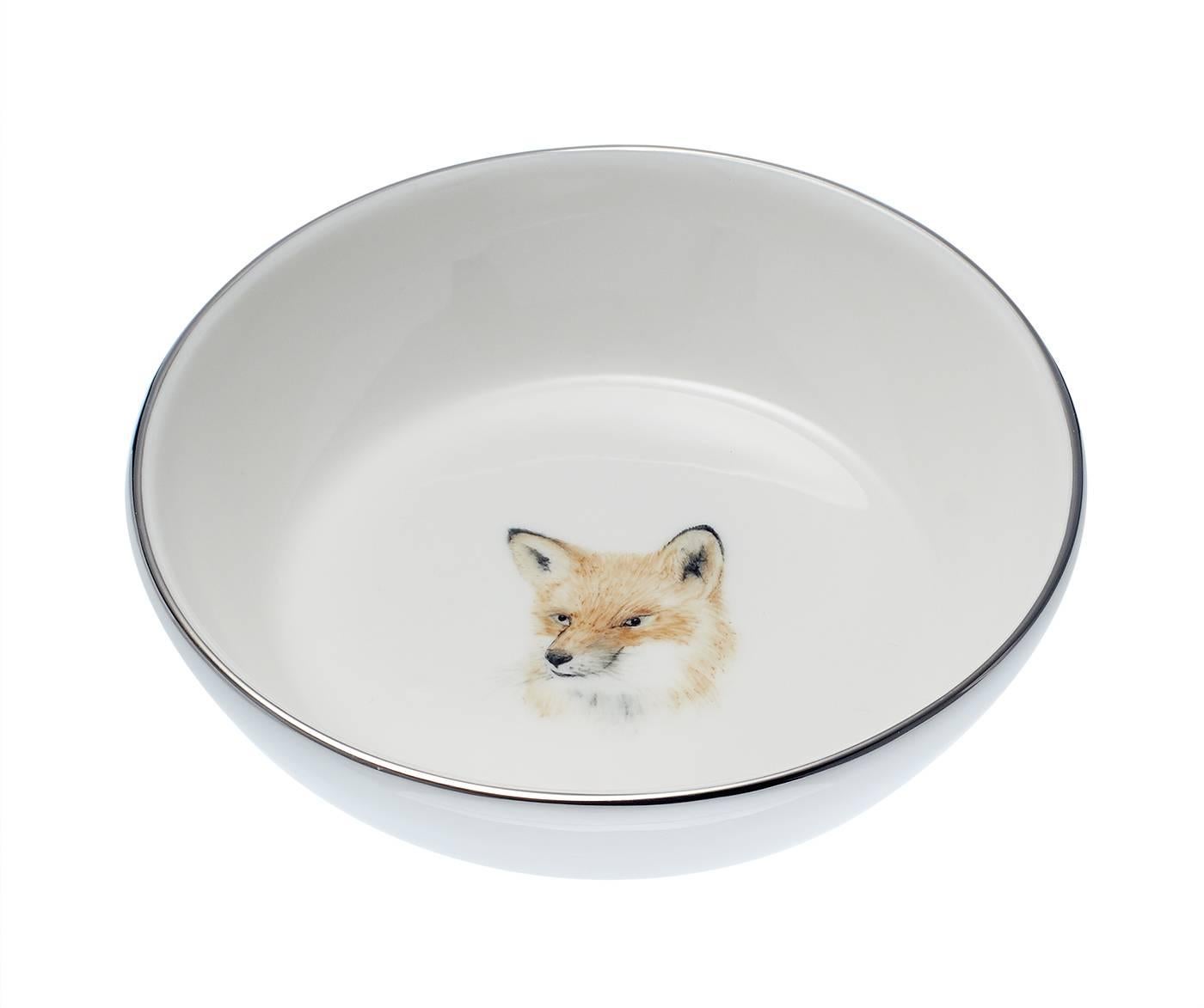 Juego de seis platos de porcelana. Manos pintadas con 6 cabezas diferentes de trofeos pintadas con todo detalle.
Ribeteado con una fina línea de oro de 24 quilates y con una verde adicional. Hecho a mano en Baviera/Alemania por Sofina
