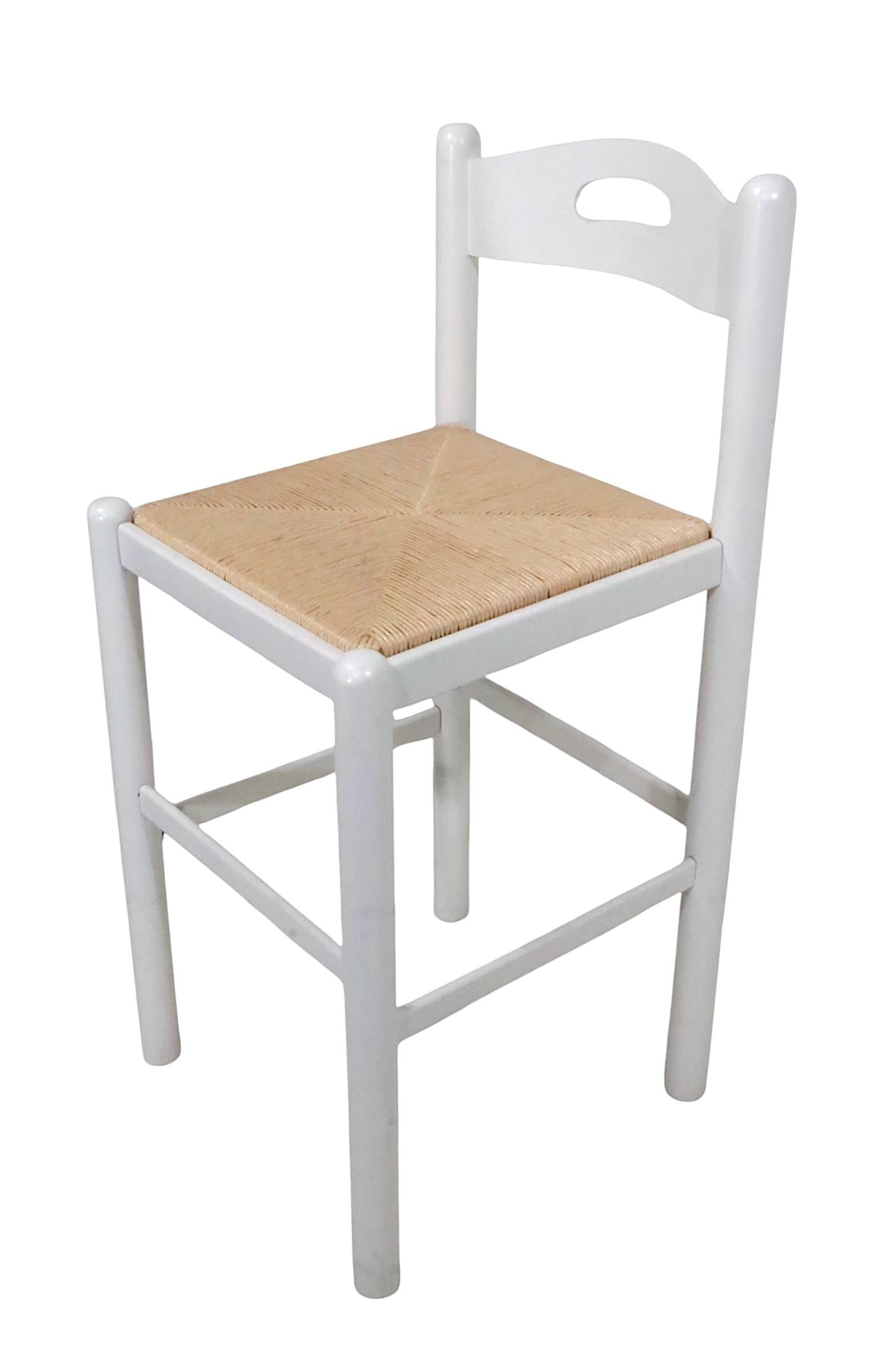 Set di sei sgabelli post-moderni da banco, made in Italy, circa anni '70.  Gli sgabelli sono costruiti in legno massiccio, verniciati in bianco lucido, con sedili in giunco intrecciato. Questi pezzi, che ricordano Hank Loewenstein e Vico