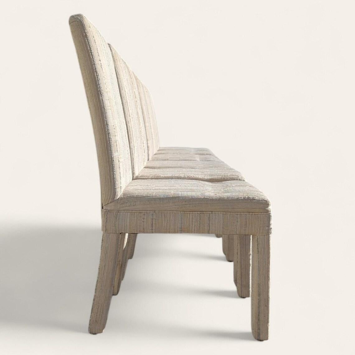 Postmoderno Set di sei sedie da pranzo postmoderne: Tessuto color crema, anni '80 in vendita