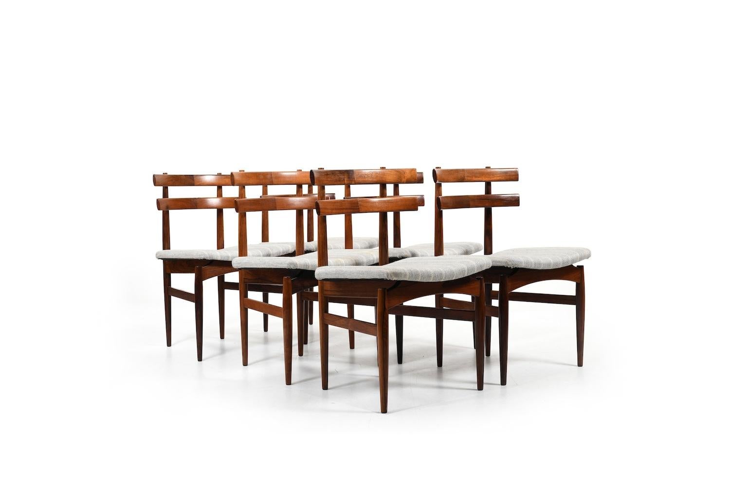Ensemble de six chaises de salle à manger, modèle n° 30 par Poul Hundevad pour Hundevad & Co. 1960. Fabriqué en bois noble. Tissu à rayures grises/crème. Demandez-nous et nous nous ferons un plaisir de retapisser les sièges pour vous.
