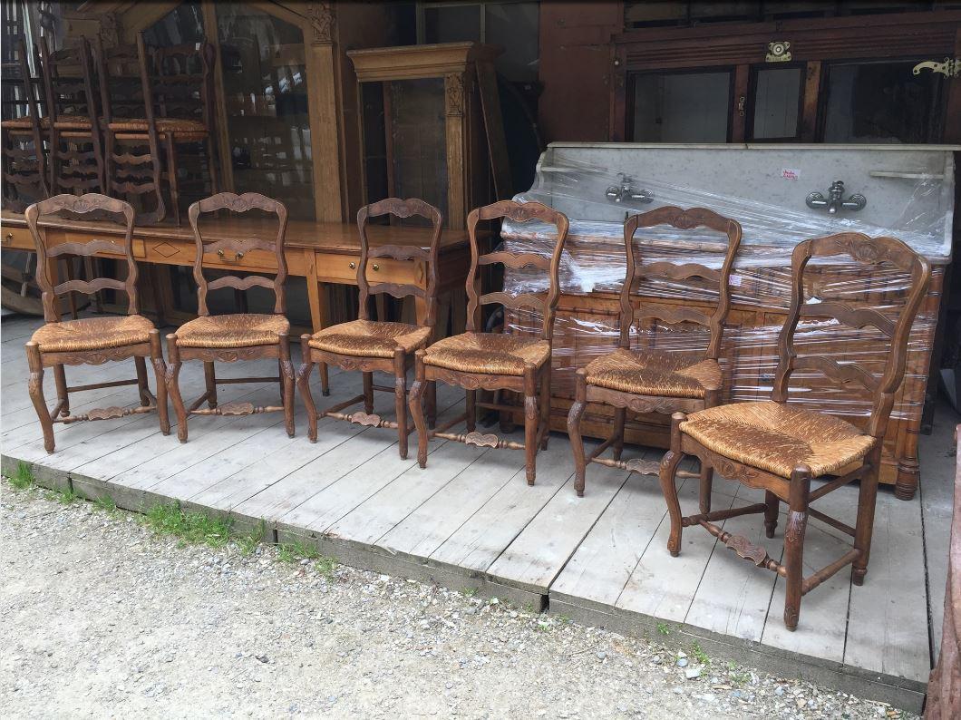 Set of six Provençal French dining room chairs in oakwood from 1920s.