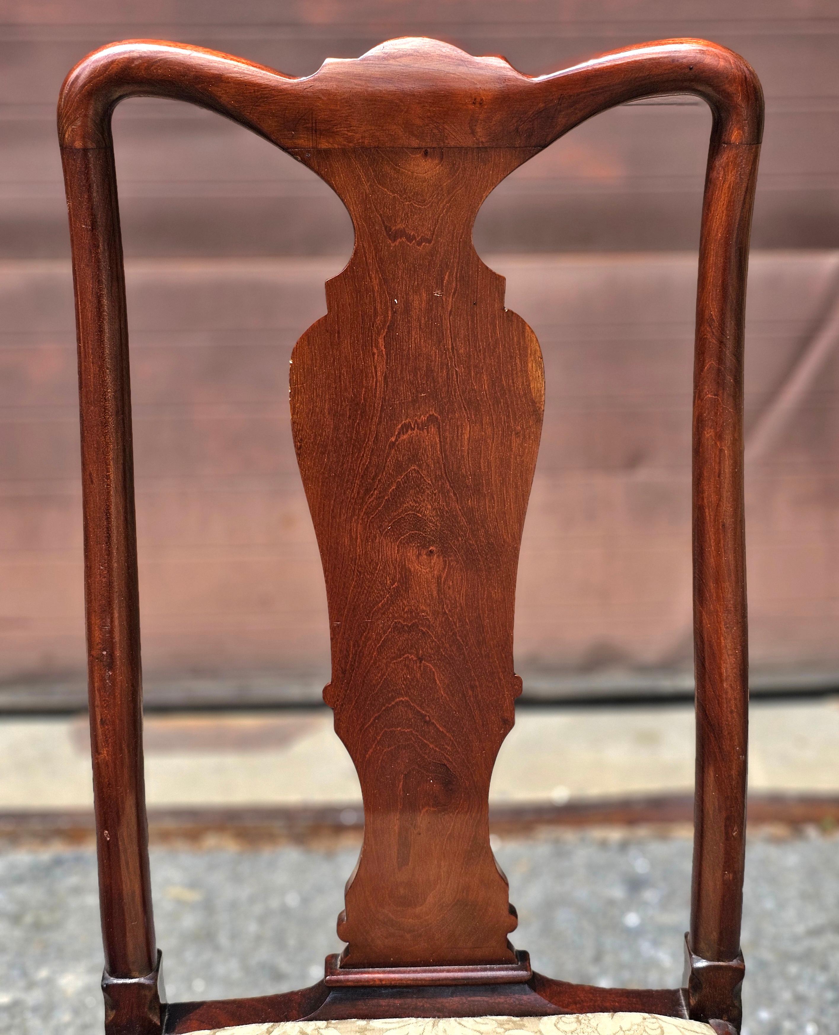 Juego de seis sillas de comedor de nogal estilo Queen Anne en venta 2