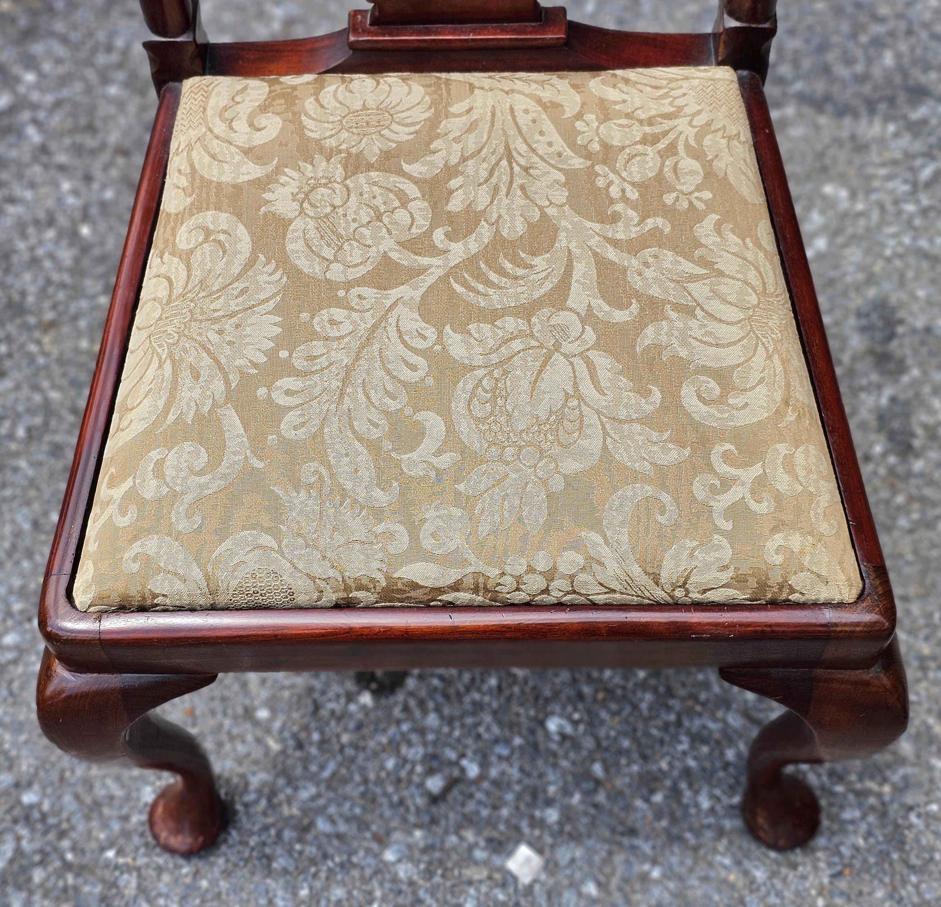 Juego de seis sillas de comedor de nogal estilo Queen Anne en venta 3
