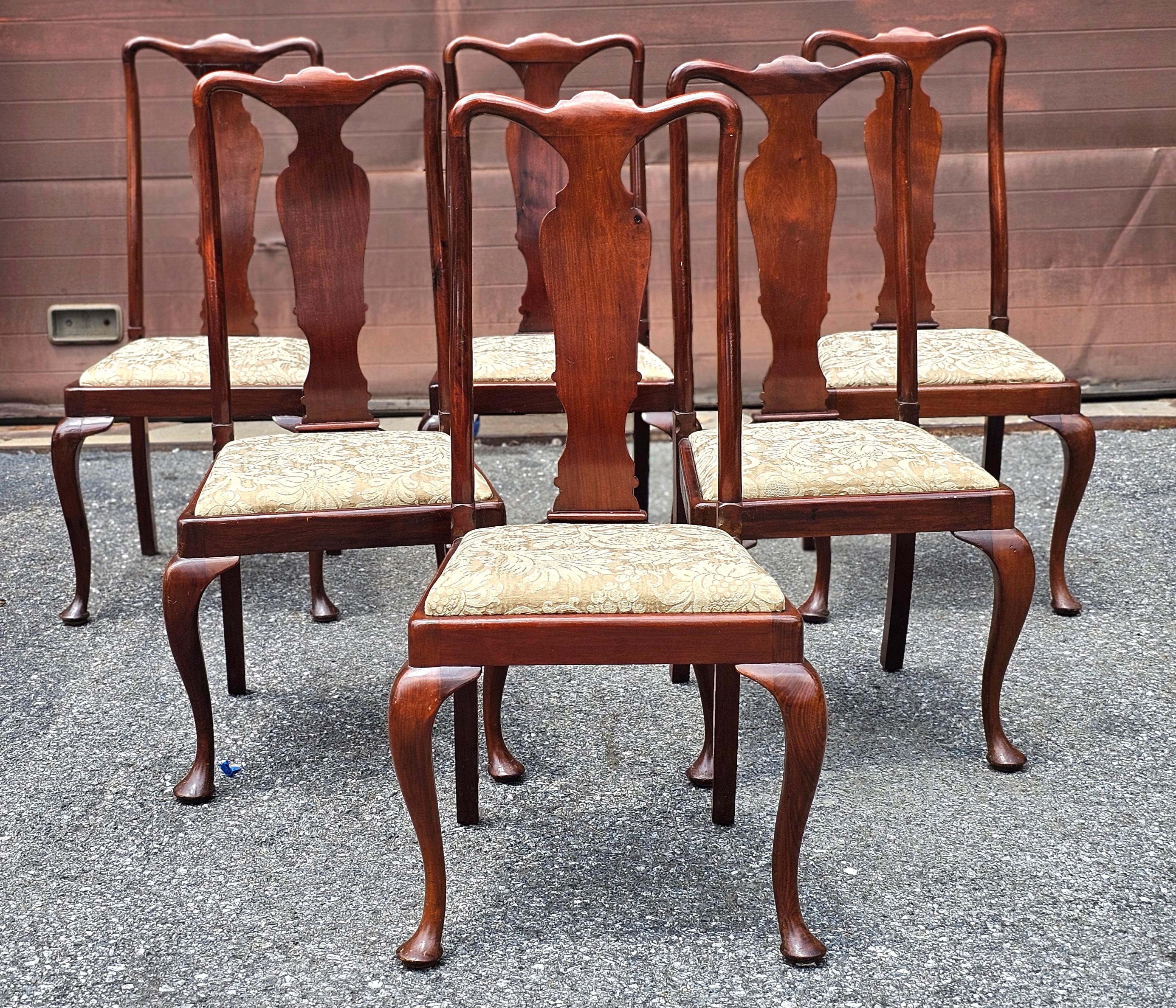 Juego de seis sillas de comedor de nogal estilo Queen Anne Tallado en venta