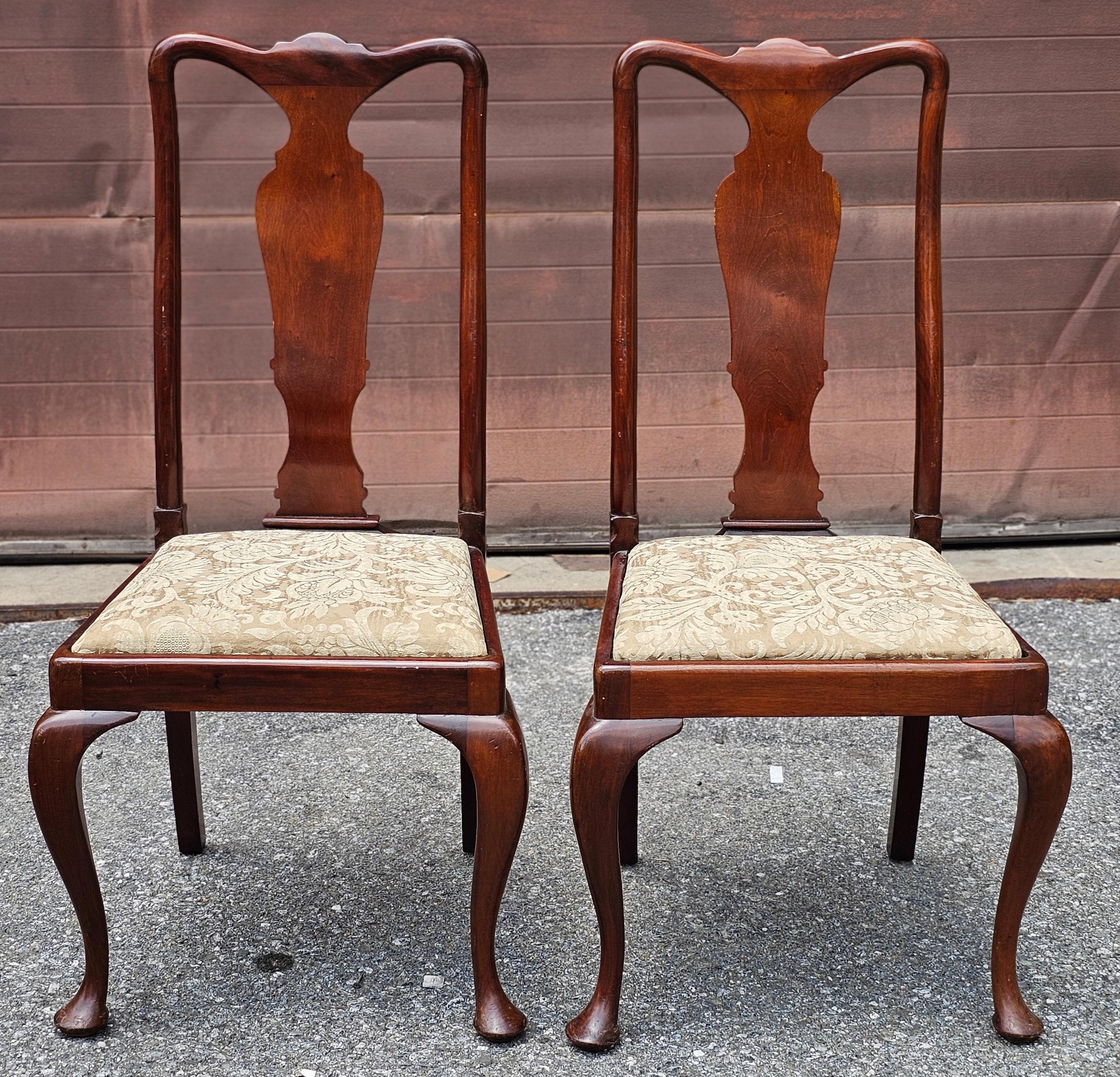 Juego de seis sillas de comedor de nogal estilo Queen Anne siglo XX en venta