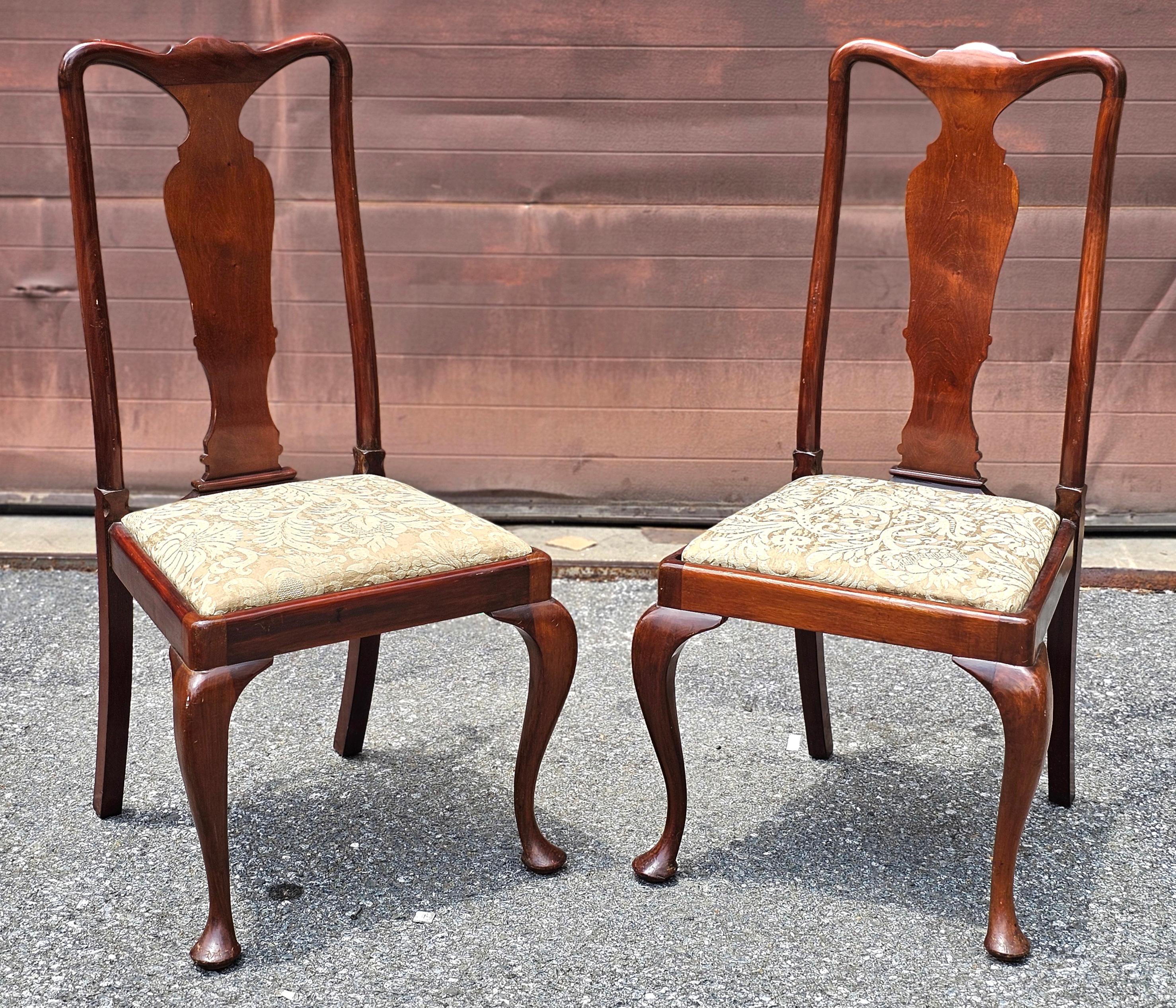 Juego de seis sillas de comedor de nogal estilo Queen Anne Tapicería en venta