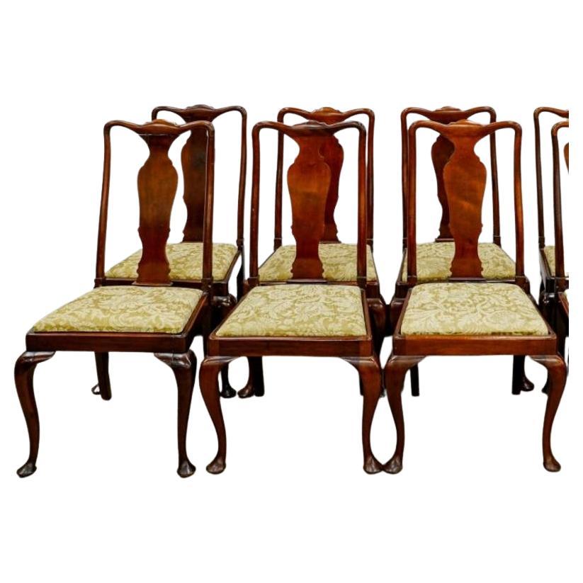 Carved Chaises de salle à manger