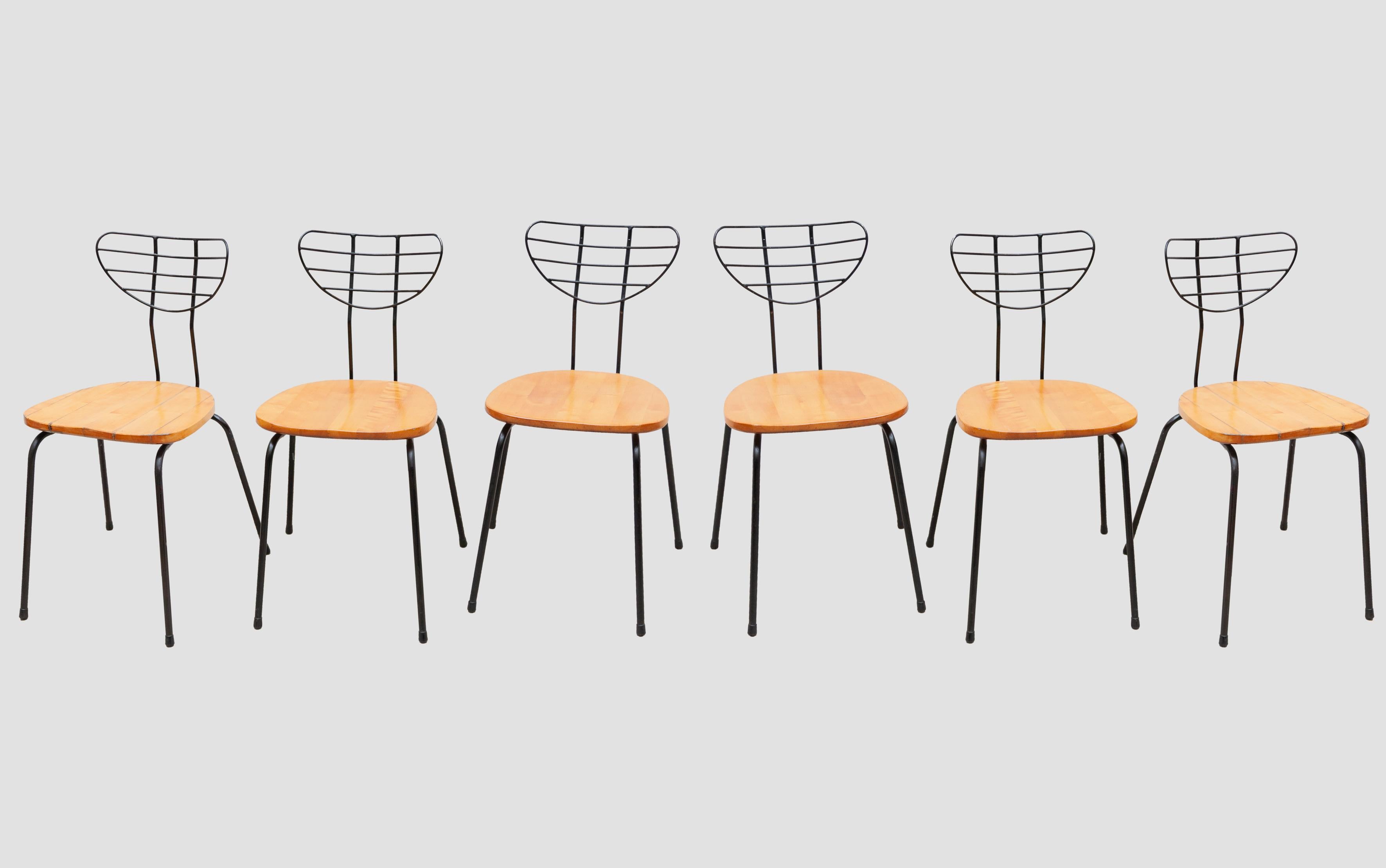 Satz von sechs Radar-Stühlen des belgischen Designers Willy Van Der Meeren für Tubax, Belgien, 1950er Jahre. Stühle aus schwarz lackiertem Metallgestell mit lackierten Holzsitzen, Sitzhöhe 44 cm. Die Beine haben schwarze Gummiaufnahmen. Hergestellt
