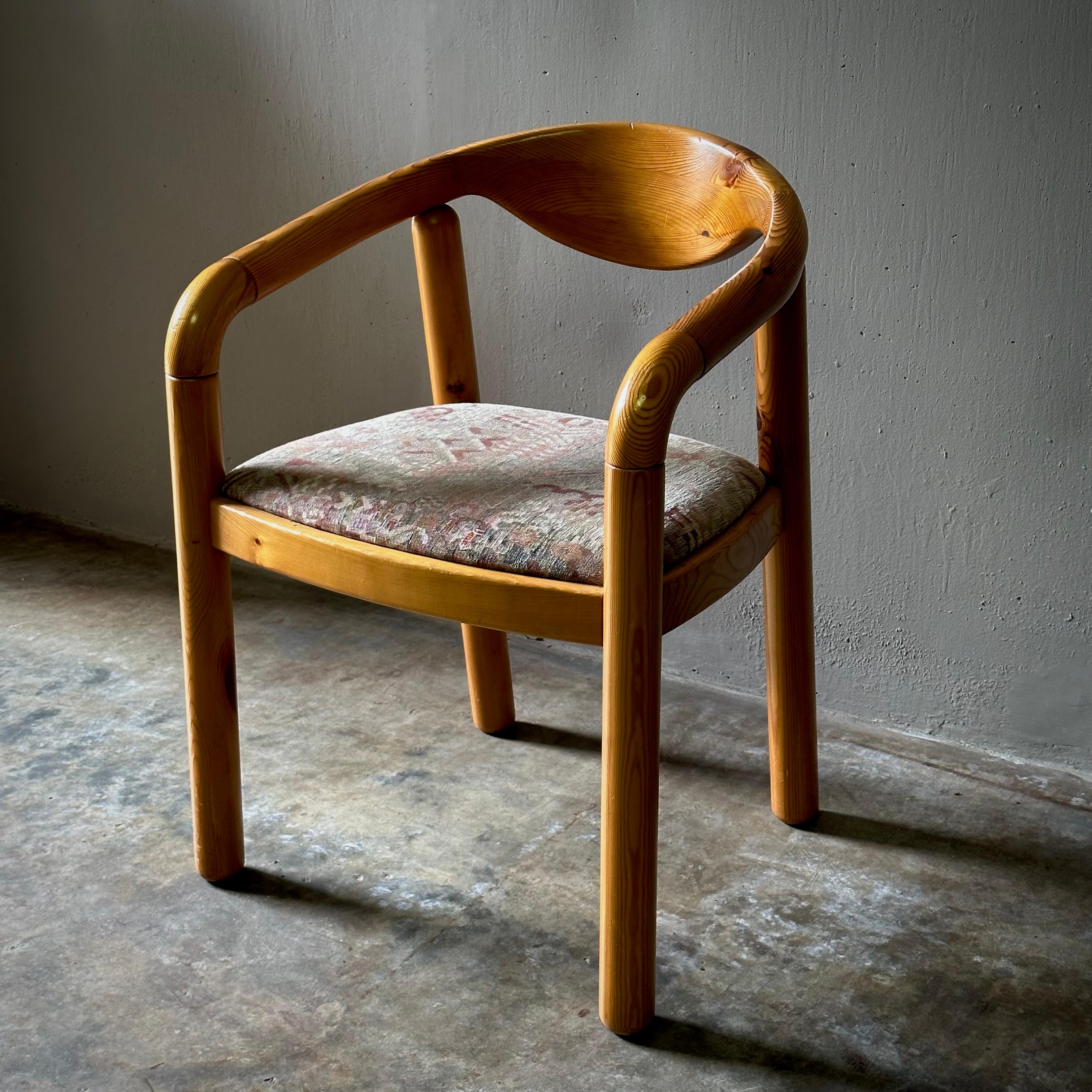 Ensemble de six fauteuils danois du milieu du siècle en bois de pin blond par Rainer Daumiller, avec une astucieuse infrastructure tubulaire conjointe. Une belle œuvre artisanale, avec un design moderne et intemporel. Cet ensemble est en très bon