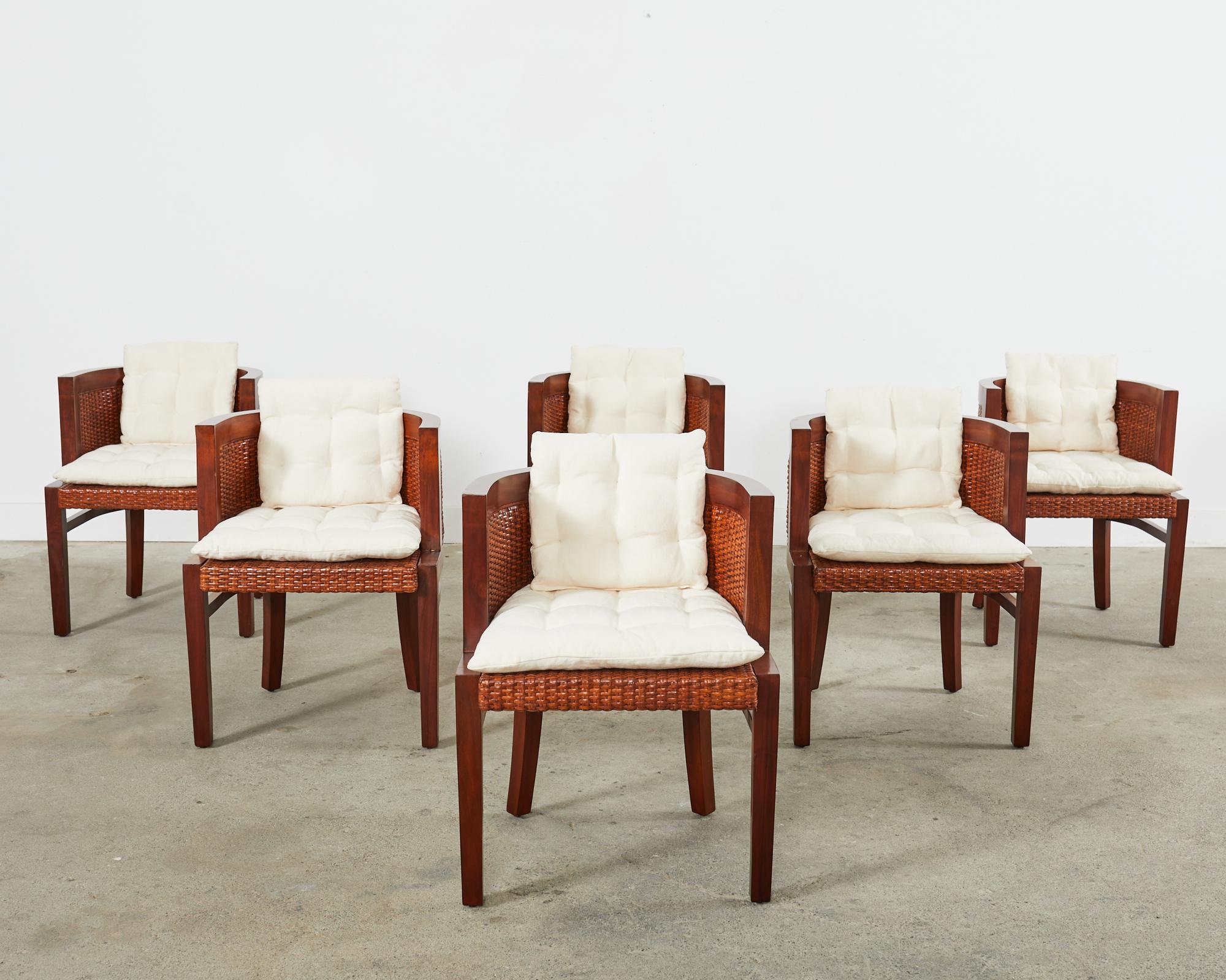 Seltener Satz von sechs Esszimmerstühlen oder Sesseln im britischen Kolonialstil von Ralph Lauren Home mit Tonnenrücken. Die Stühle der Collection'S bestehen aus einem Mahagoni-Rahmen mit einer runden Rückenlehne, die auf der Sitzfläche und den
