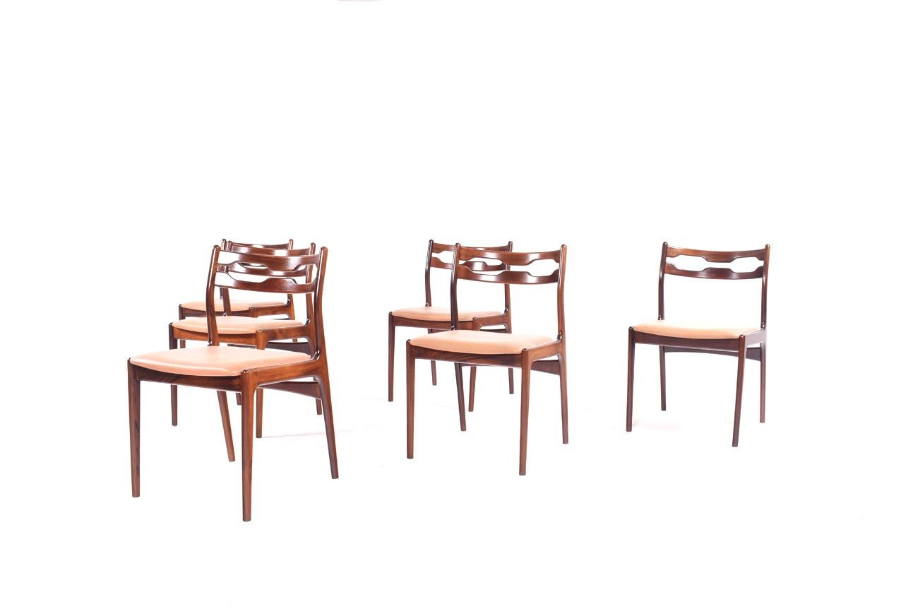 This set of razorblade dining chairs in rosewood, Danish design, combine a simple structure with rounded curved design features. The chairs, that take their name from the razor blade shaped curved back are rare and different.