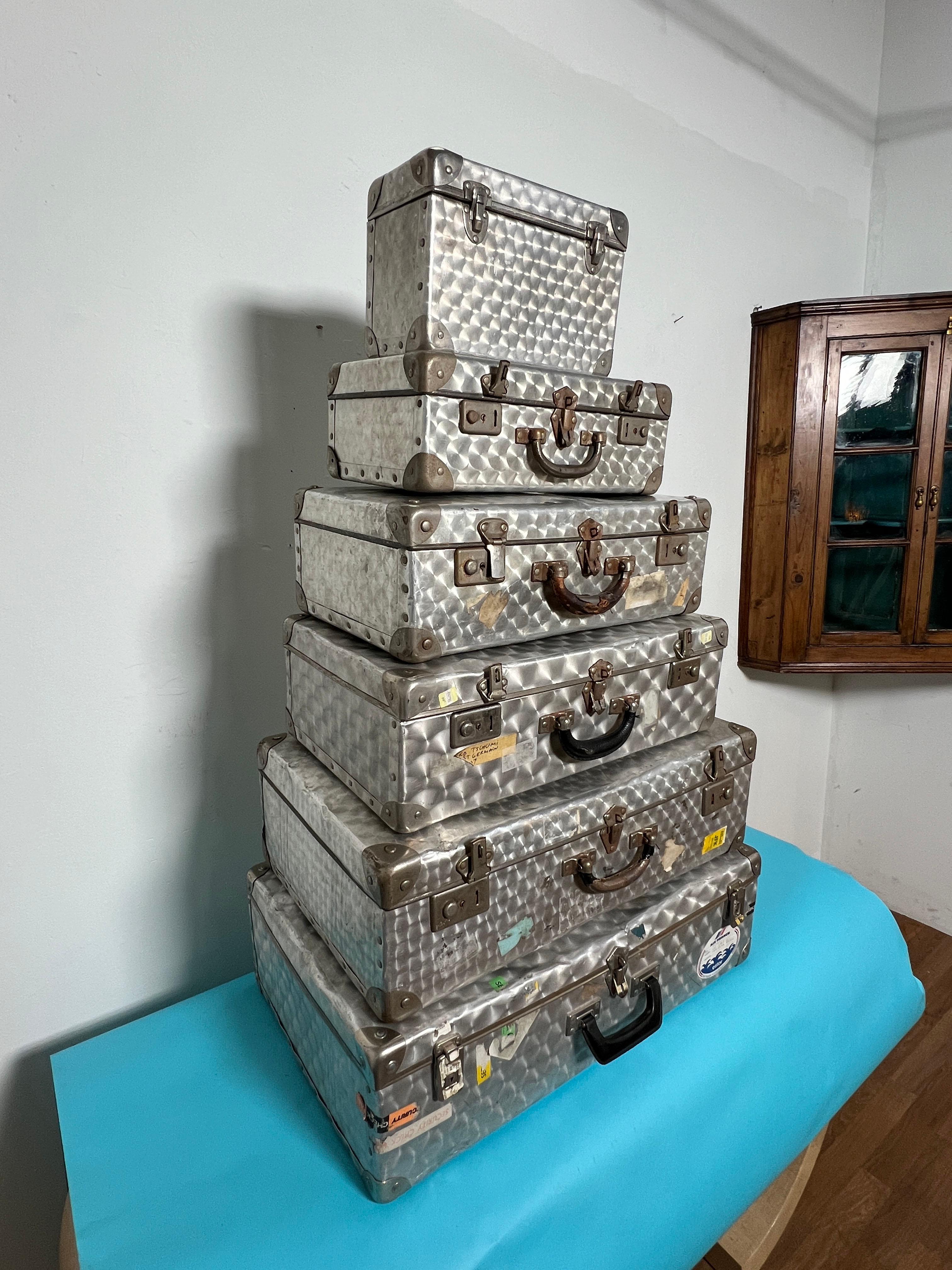 Set von sechs seltenen französischen Kommoden aus Wabenförmigem Aluminium im Cheney-Stil im Vintage-Stil (Moderne der Mitte des Jahrhunderts) im Angebot