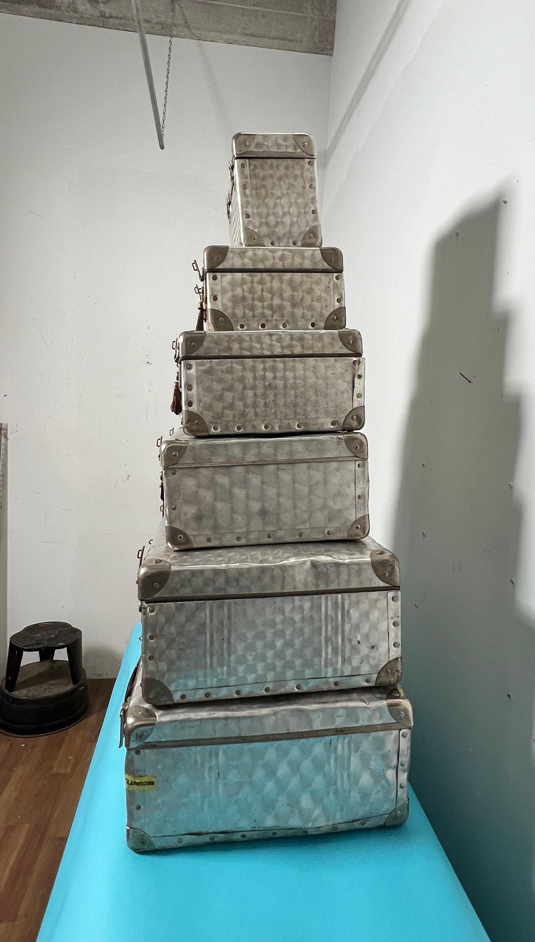 Set von sechs seltenen französischen Kommoden aus Wabenförmigem Aluminium im Cheney-Stil im Vintage-Stil im Zustand „Gut“ im Angebot in Peabody, MA