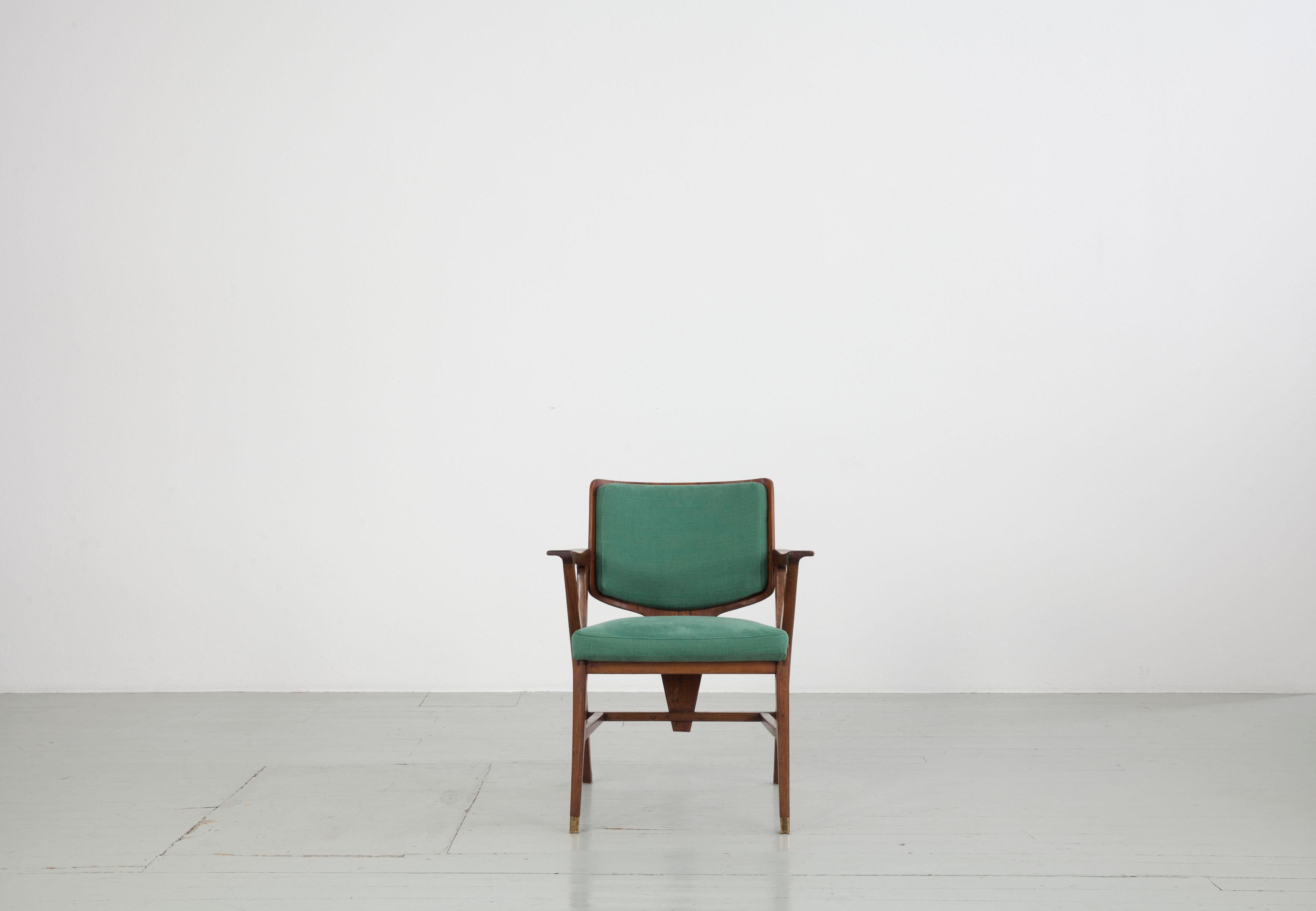 Ensemble de six fauteuils très rares dessinés par Arch. Enrico Ciuti, 1950
Fabriqué par F.lli Cassina. 
Cadre en noyer, ferrures en laiton et coton vert olive.

Chaque fauteuil avec deux sabots en laiton.Très bon état d'origine.
Rembourré en coton