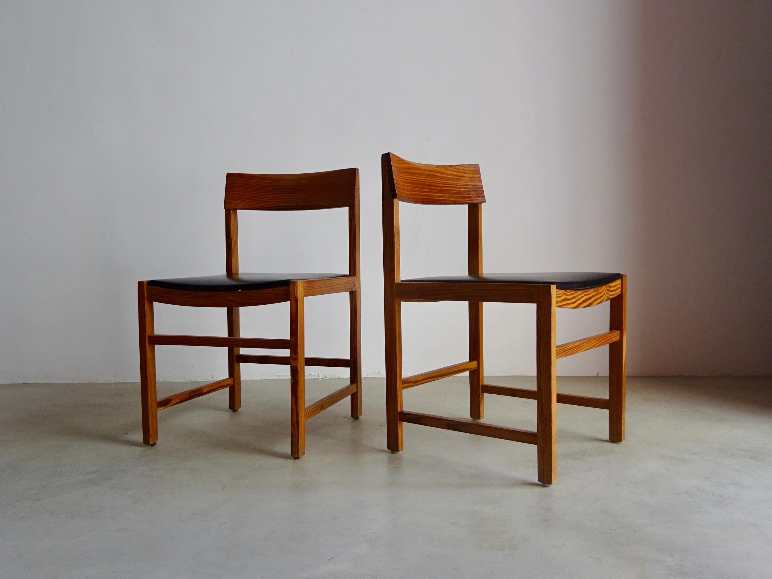 Ensemble de six chaises en bois de pin massif avec dossier, l'assise est en tissu synthétique noir, fabriquées en Espagne dans les années 60, designer inconnu.

Les lignes rationalistes du cadre offrent un design intemporel, ce qui en fait un