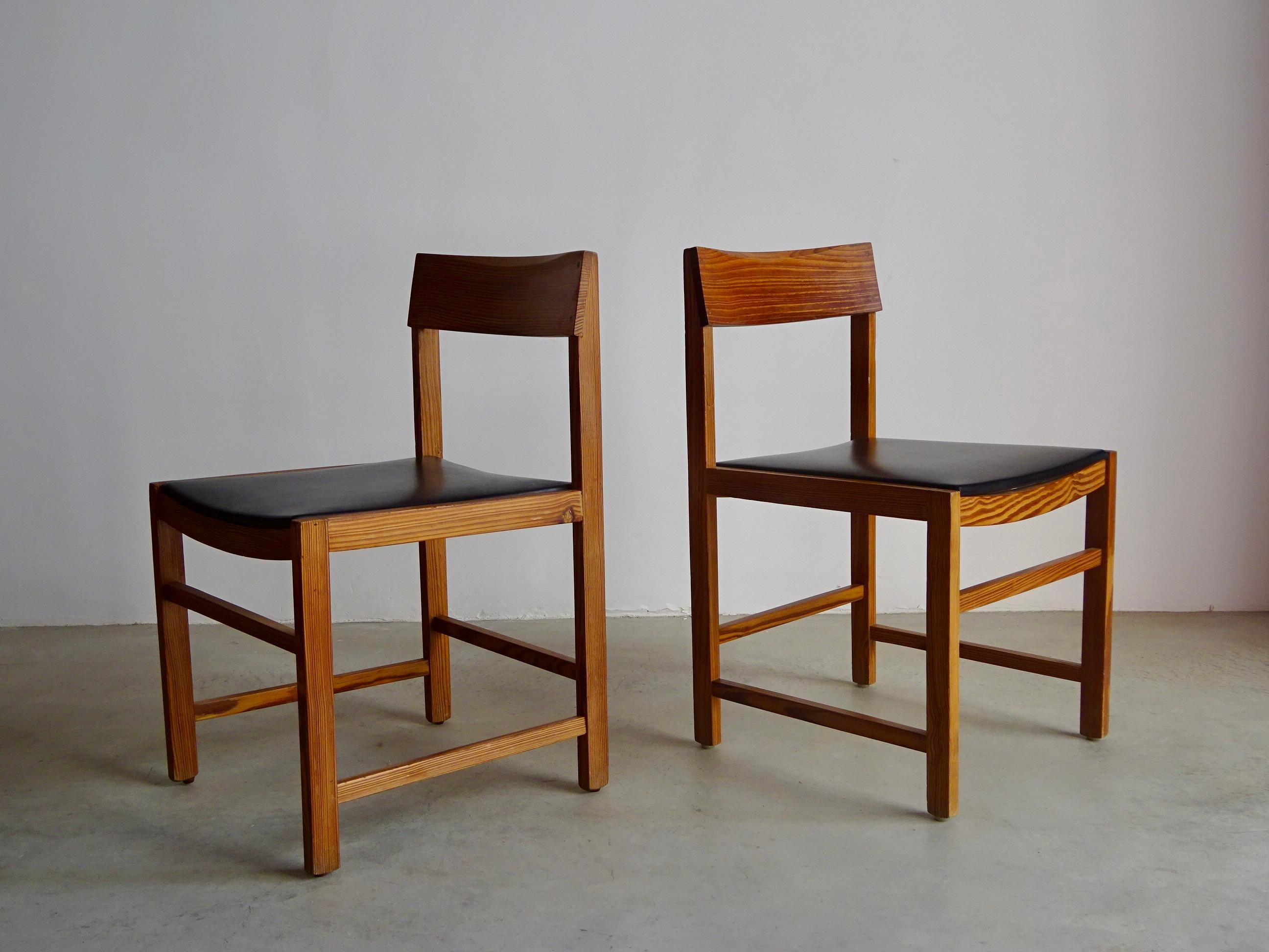 Ensemble de six chaises espagnoles rationalistes, années 1960. État moyen - En vente à Barcelona, ES