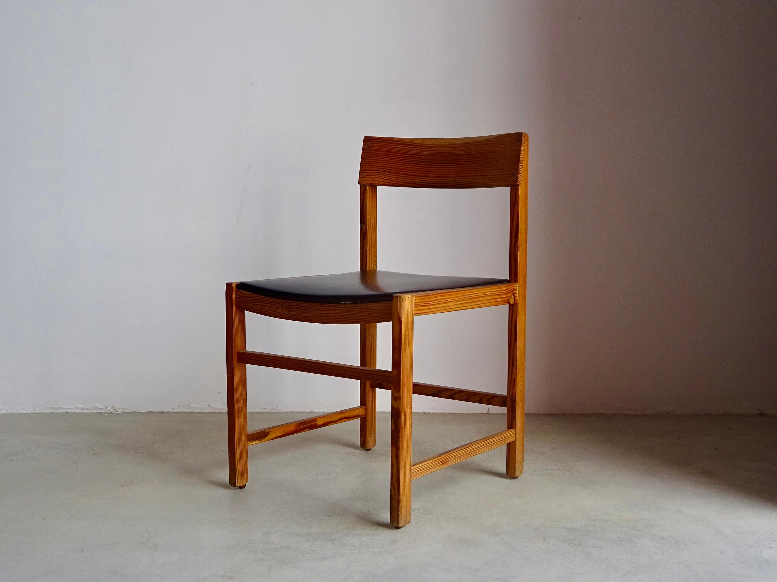 Milieu du XXe siècle Ensemble de six chaises espagnoles rationalistes, années 1960. en vente