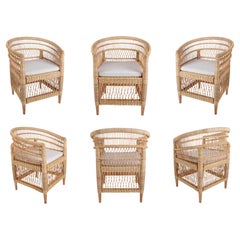 Ensemble de six fauteuils en bois et en rotin avec coussins beiges