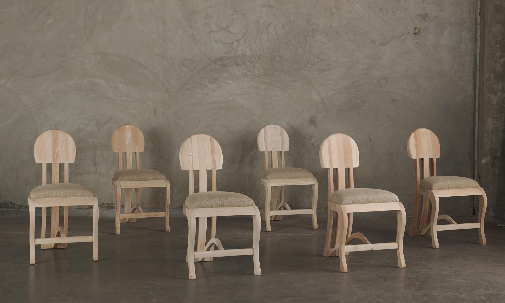 Design robusto, innovativo e originale con struttura in mogano massiccio. Tappezzeria in cotone nuova. 