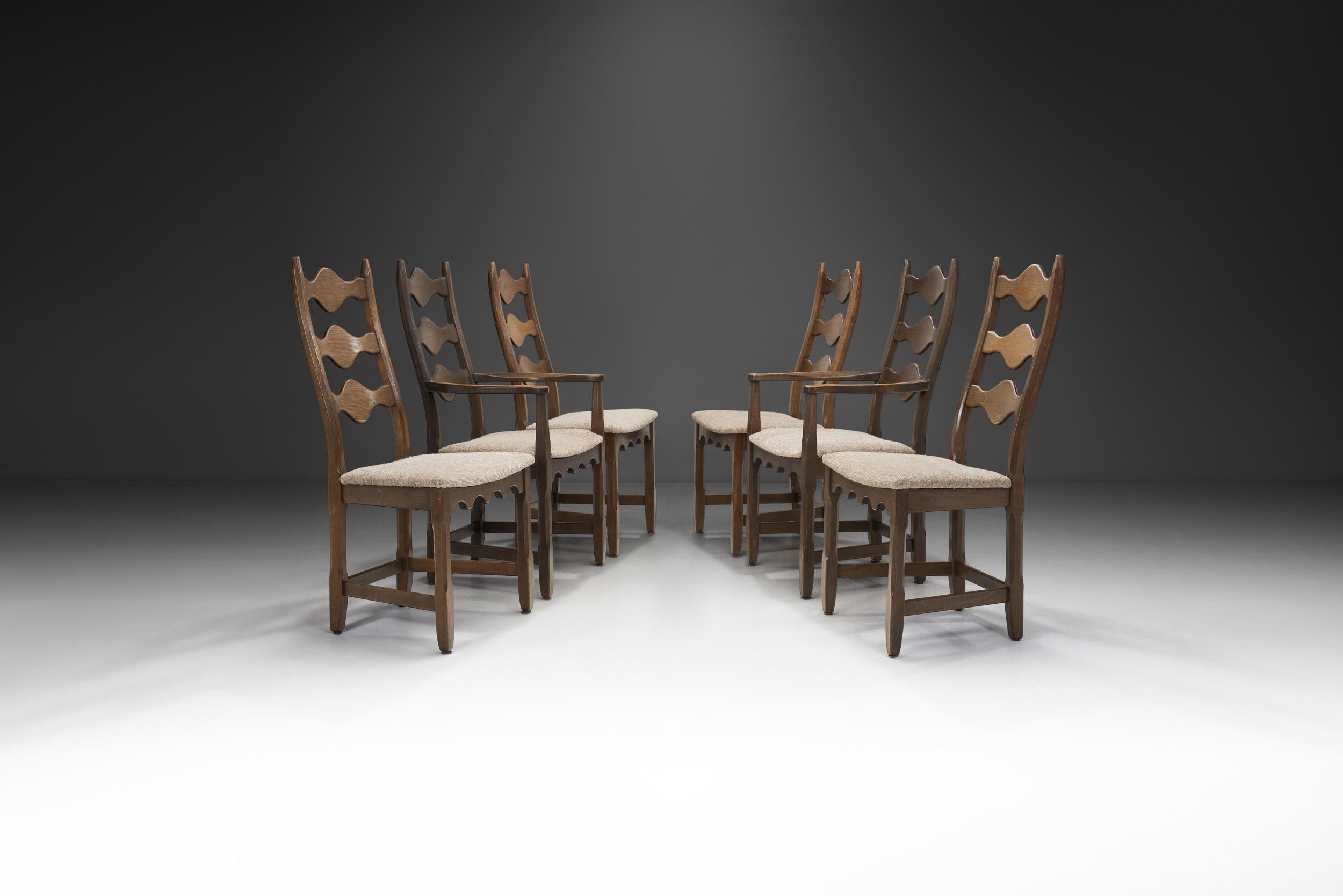 Cet impressionnant ensemble de chaises de salle à manger du milieu du siècle est représentatif des axiomes fondamentaux du design scandinave qui tournent autour de la qualité et de la fonction. Le travail de Kjaernulf témoigne d'un savoir-faire de