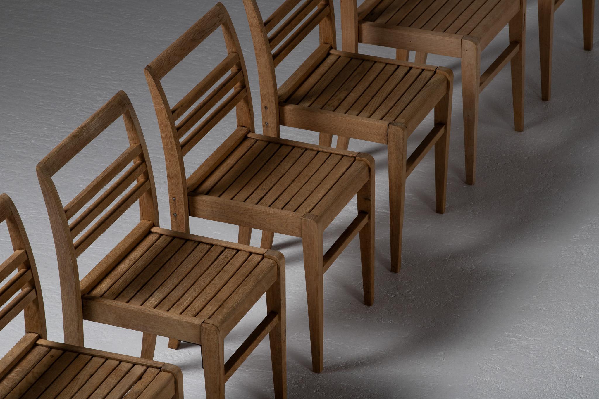 Ensemble de quatre chaises de René Gabriel, chêne massif, France, années 1950
Designs/One du mouvement de reconstruction français

Emblème de la résilience et de la clarté de l'après-guerre, cet ensemble de quatre chaises en chêne massif a été conçu