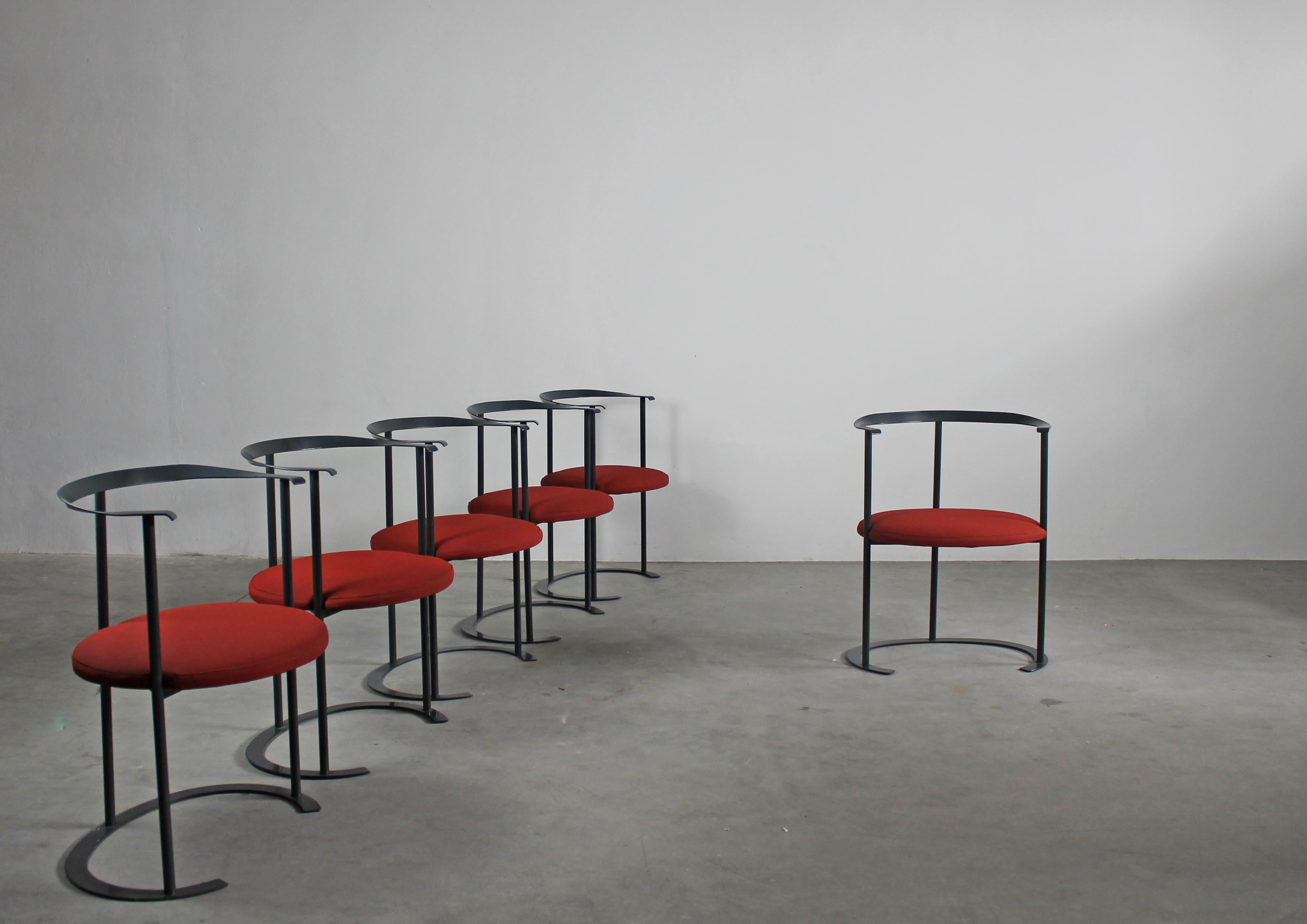 Lot de six chaises Catilina avec structure en acier peint, assise en bois multicouche et coussins en polyuréthane recouverts de tissu rouge. Ce siège emblématique a été conçu par Luigi Caccia Dominioni et produit par Azucena depuis 1958. 
 
Luigi