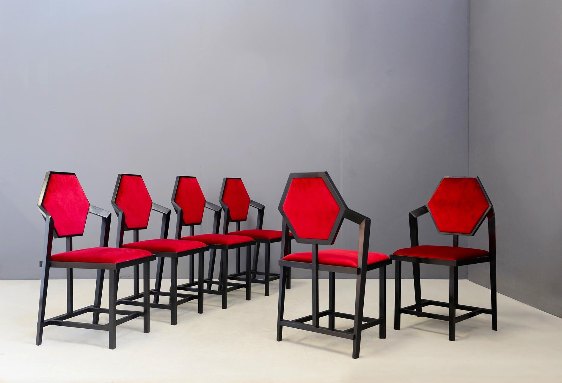 Elegant and eccentric set of six chairs made to a design by Frank Lloyd Wright for an unknown manufacturer. The set of chairs is made with a black lacquered wooden frame. The seat and its backrest has been reupholstered in a beautiful, very elegant