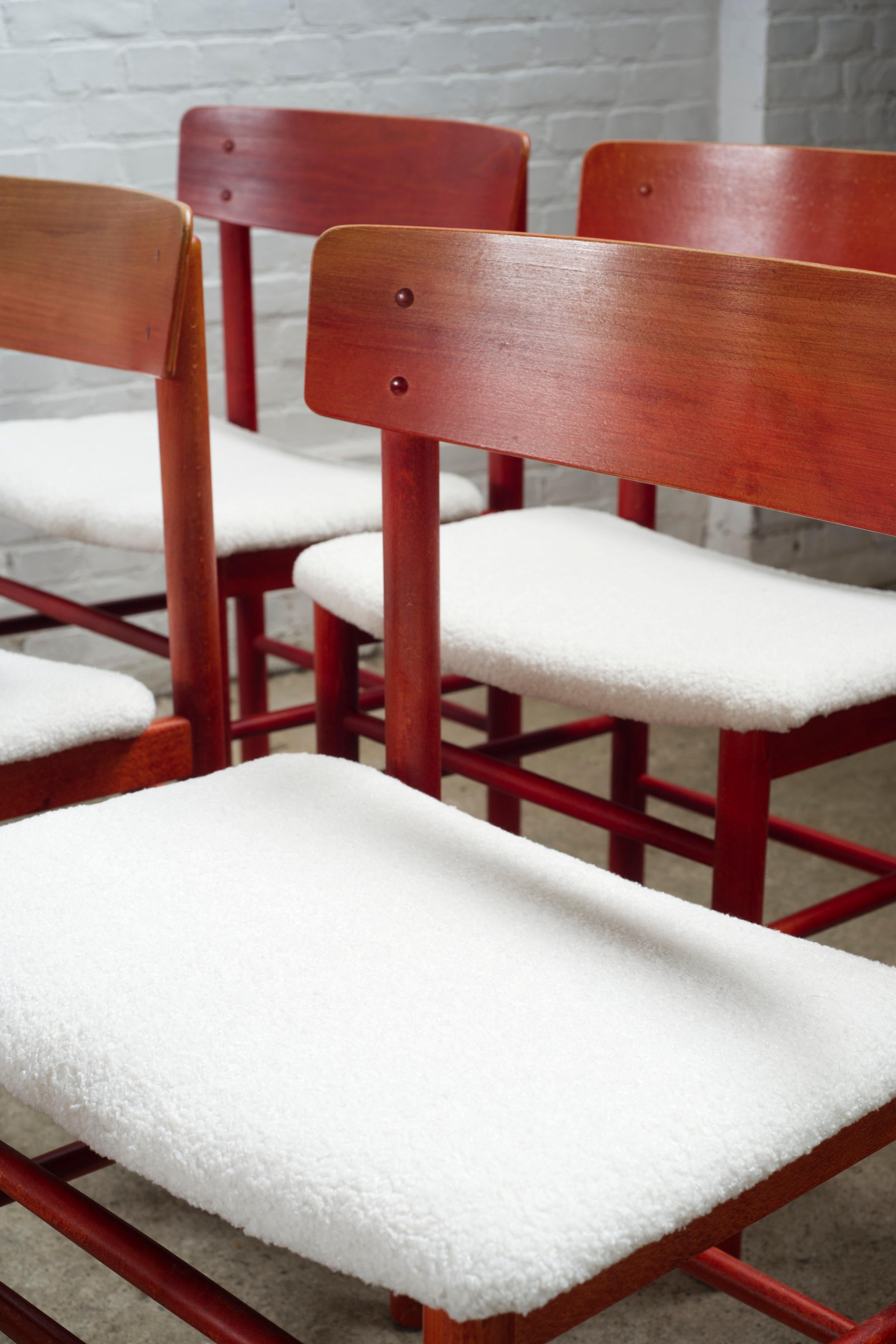 Tacheté Ensemble de six chaises de salle à manger Farstrup, modèle 250, Danemark, années 1960, teintées en rouge en vente