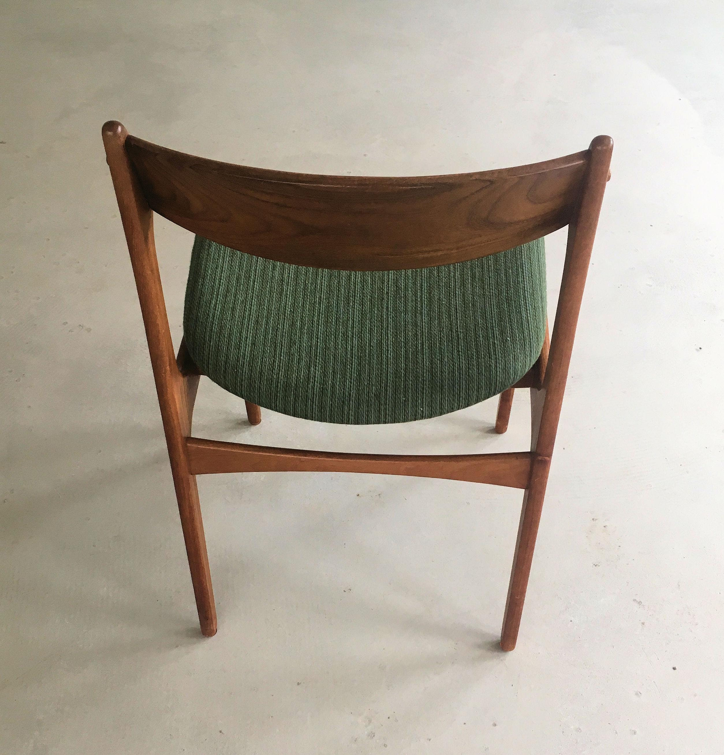 Milieu du XXe siècle Ensemble de six chaises de salle à manger danoises Erik Buch restaurées en teck, tapissées sur mesure en vente